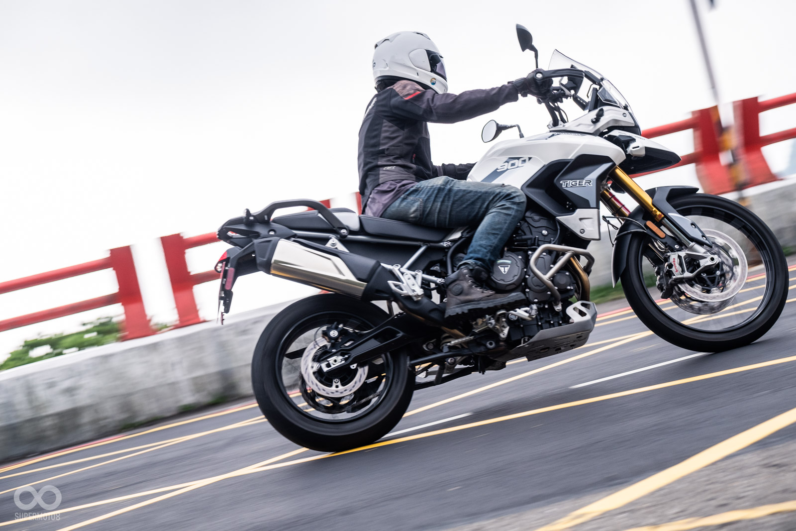 TIGER 900 RALLY PRO唯一美中不足的是散熱風扇會直接把熱氣吹到騎士腿上,在炎熱的夏天感受特別明顯