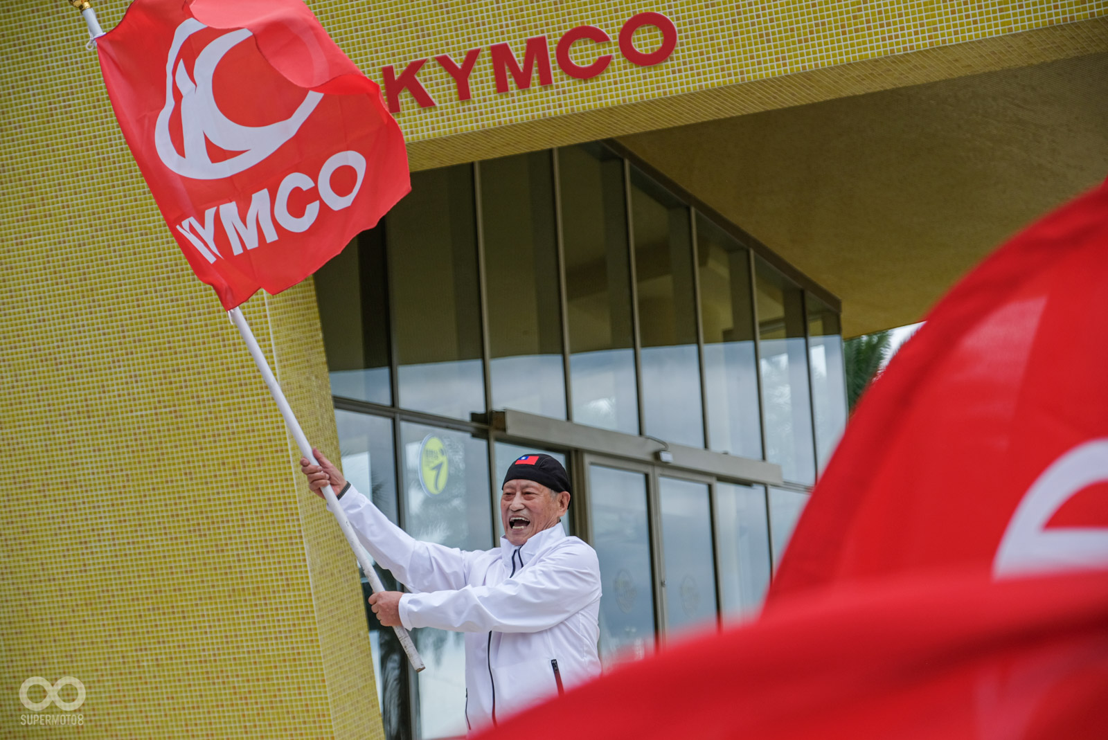 兩位代表車友上台接受旗幟