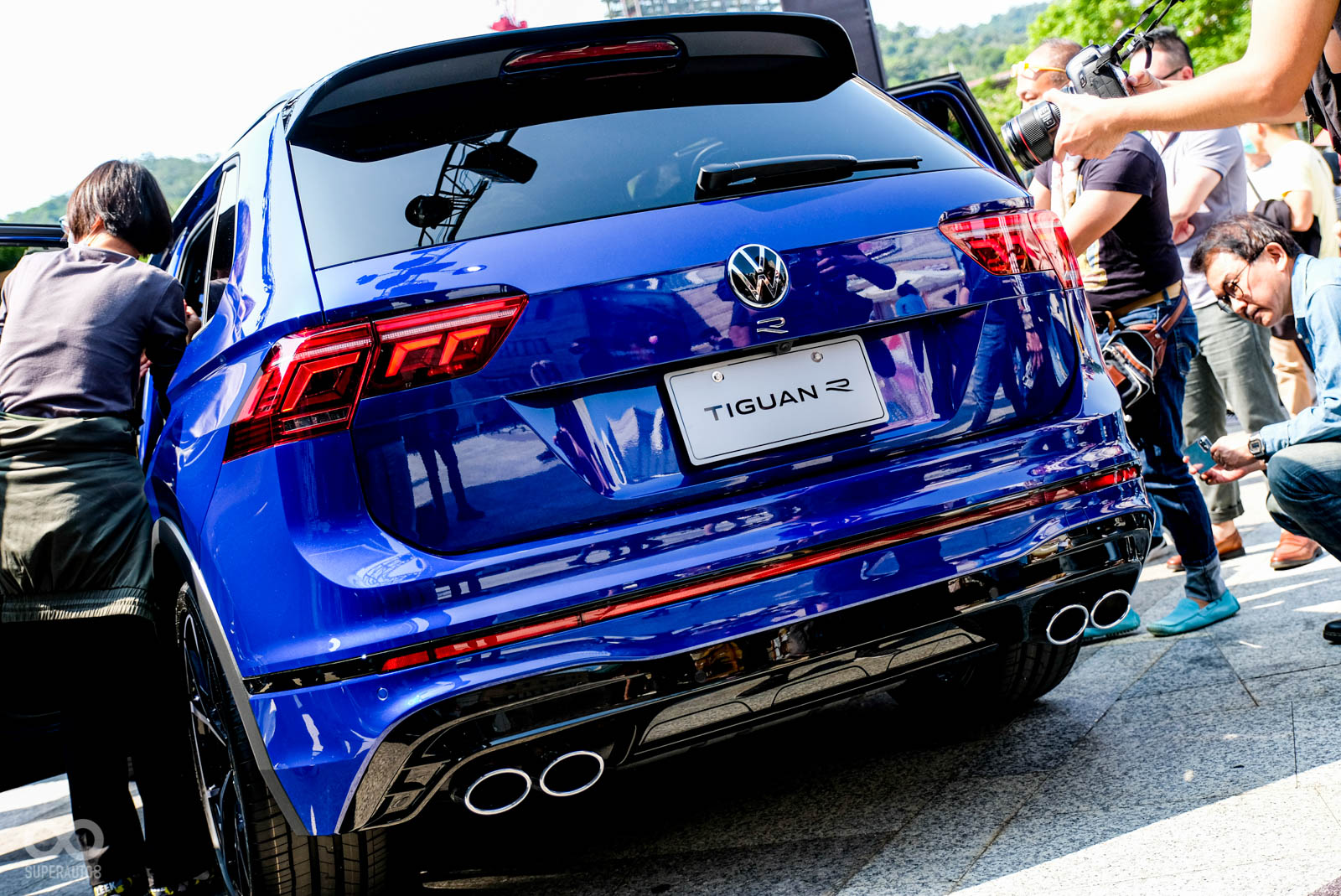 俐落的車尾線條配上燻黑尾燈、四出排氣管展現戰鬥氣息