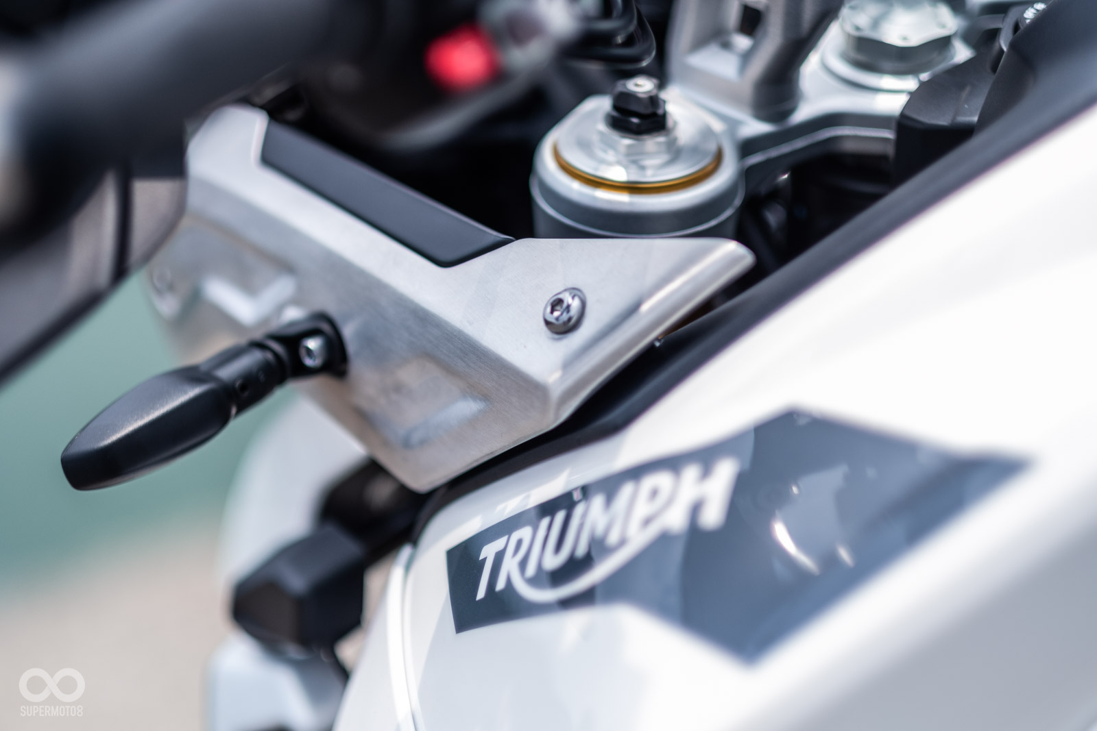 車身上也能看見眾多TRIUMPH招牌的髮絲紋板件