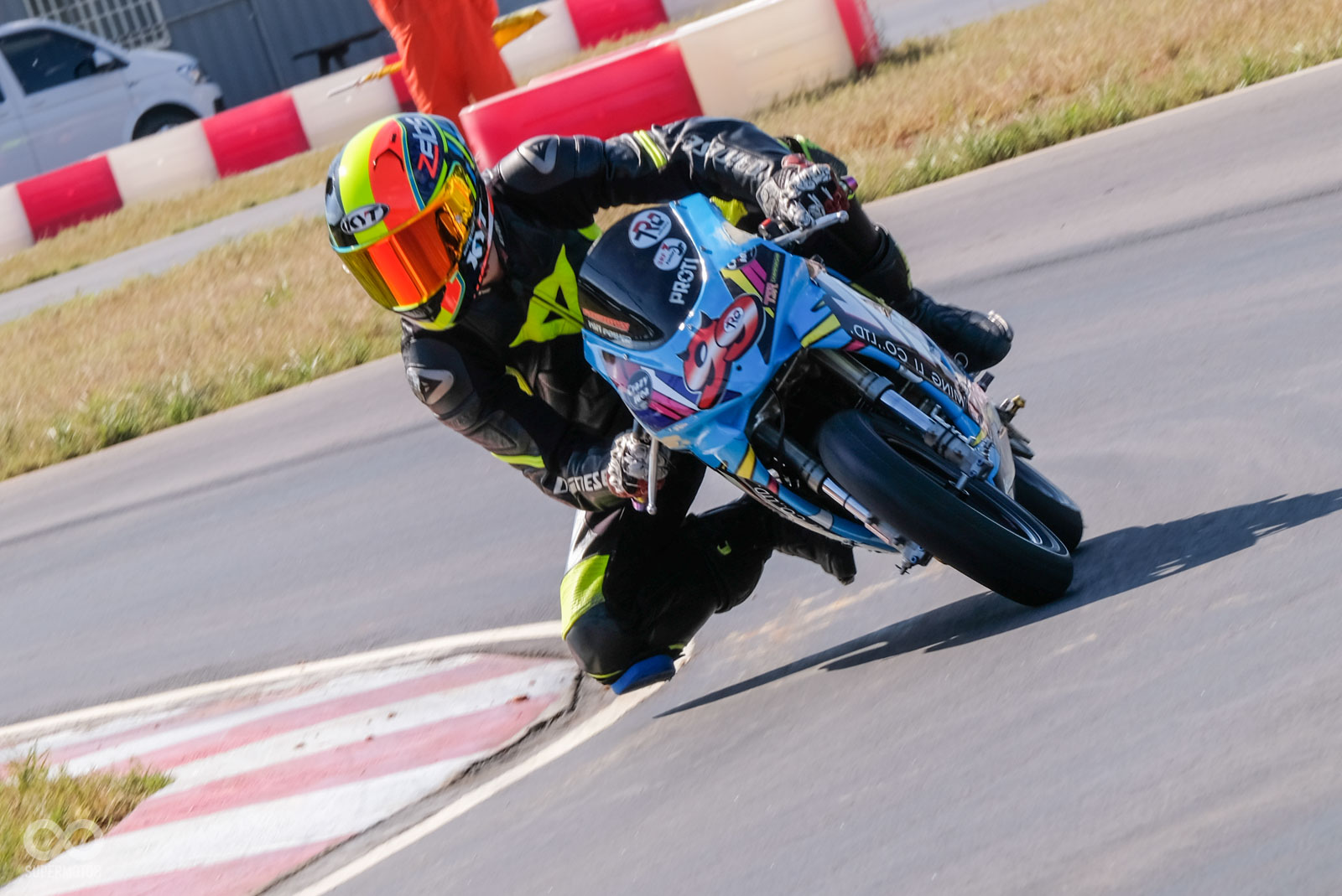 經過負重強化和雙曲率胎壁設計的前輪,在帶煞車入彎的情況下,減少了因為軟腳而車輛不好入彎的狀況,能給騎士更多的信心