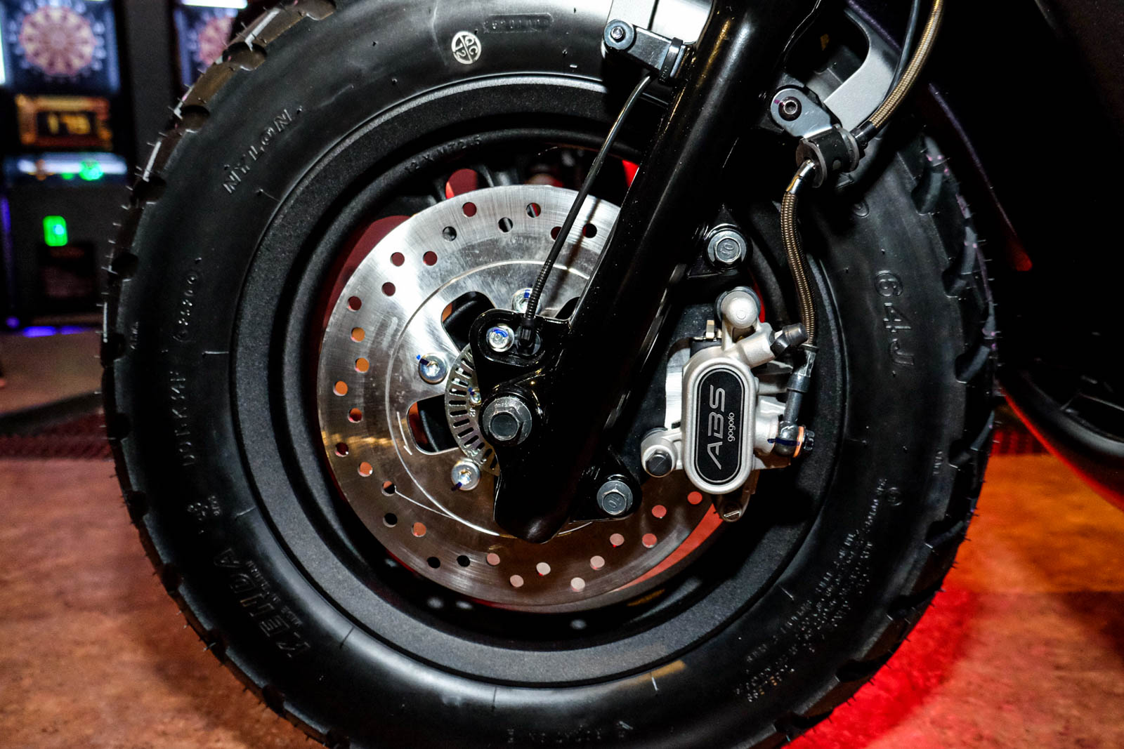 Rumbler招牌的胖胖胎搭配消光黑鋁圈,看起來多了幾分街頭感