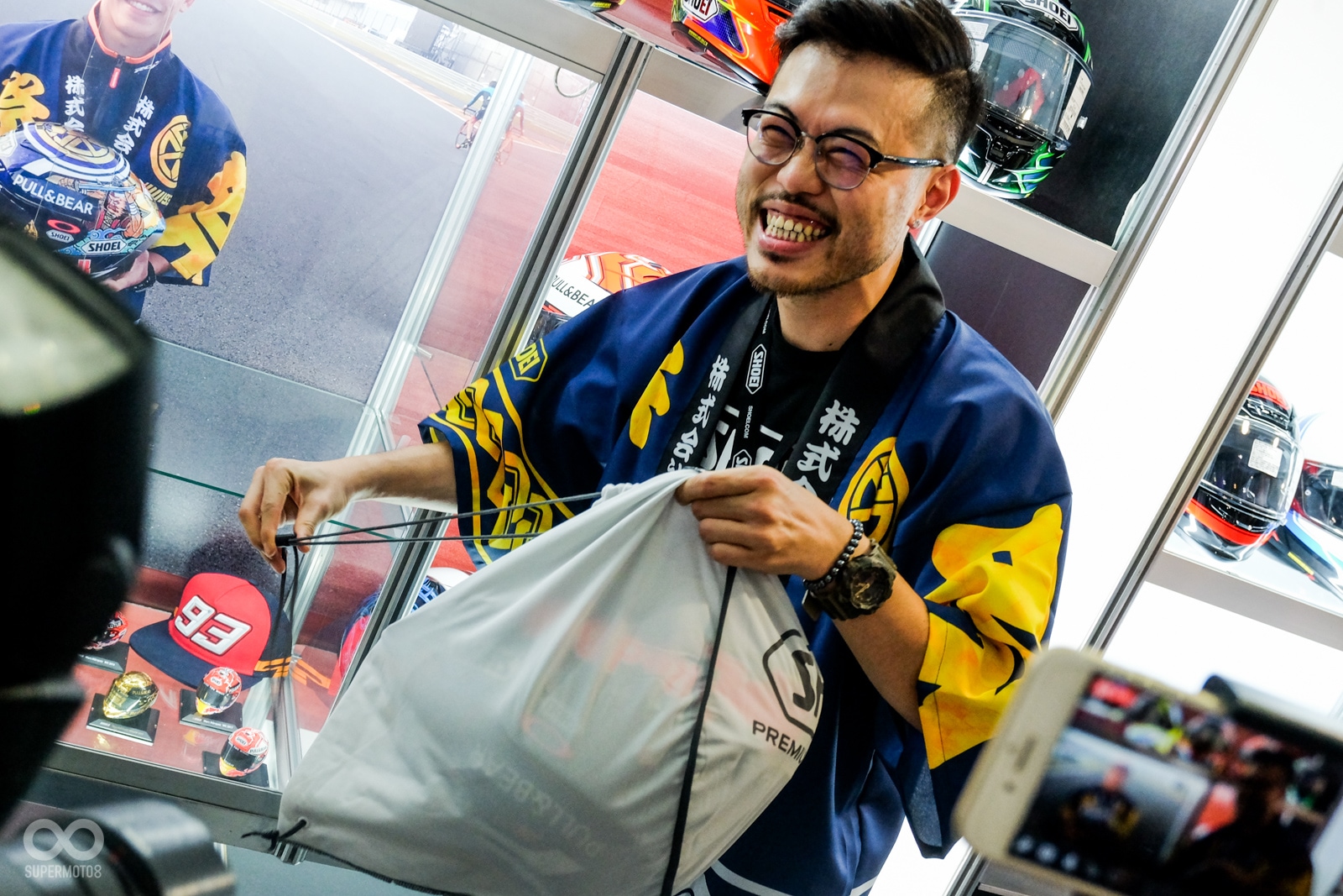 這個看似普通的帽套當中,放著的就是Marc Márquez帶過的原味祭典帽!