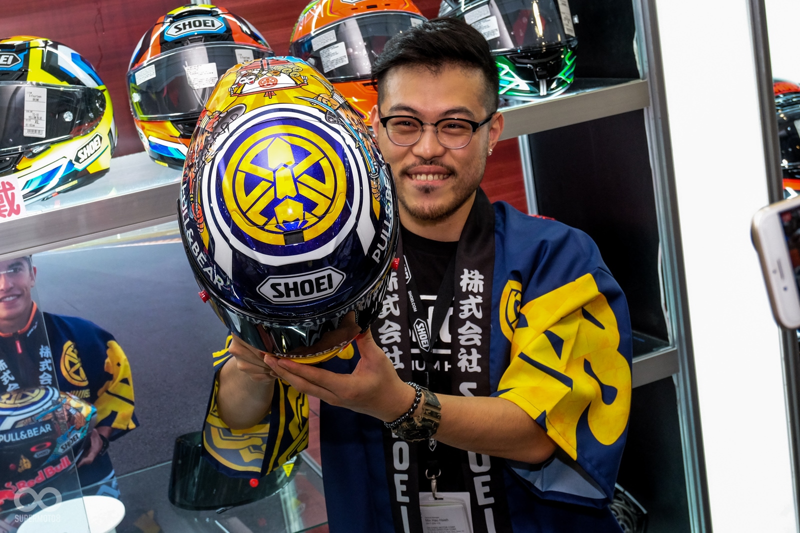 祭典帽頂部則是類似日本家徽的圖騰;後方則有一個大大的「祭」字樣