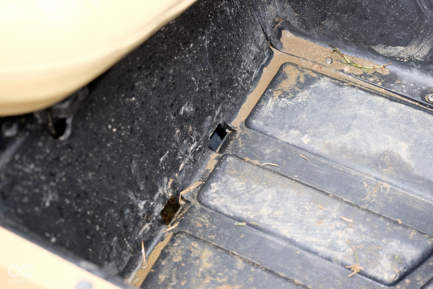 因常有涉水需求,在座艙內的底板也留有排水孔