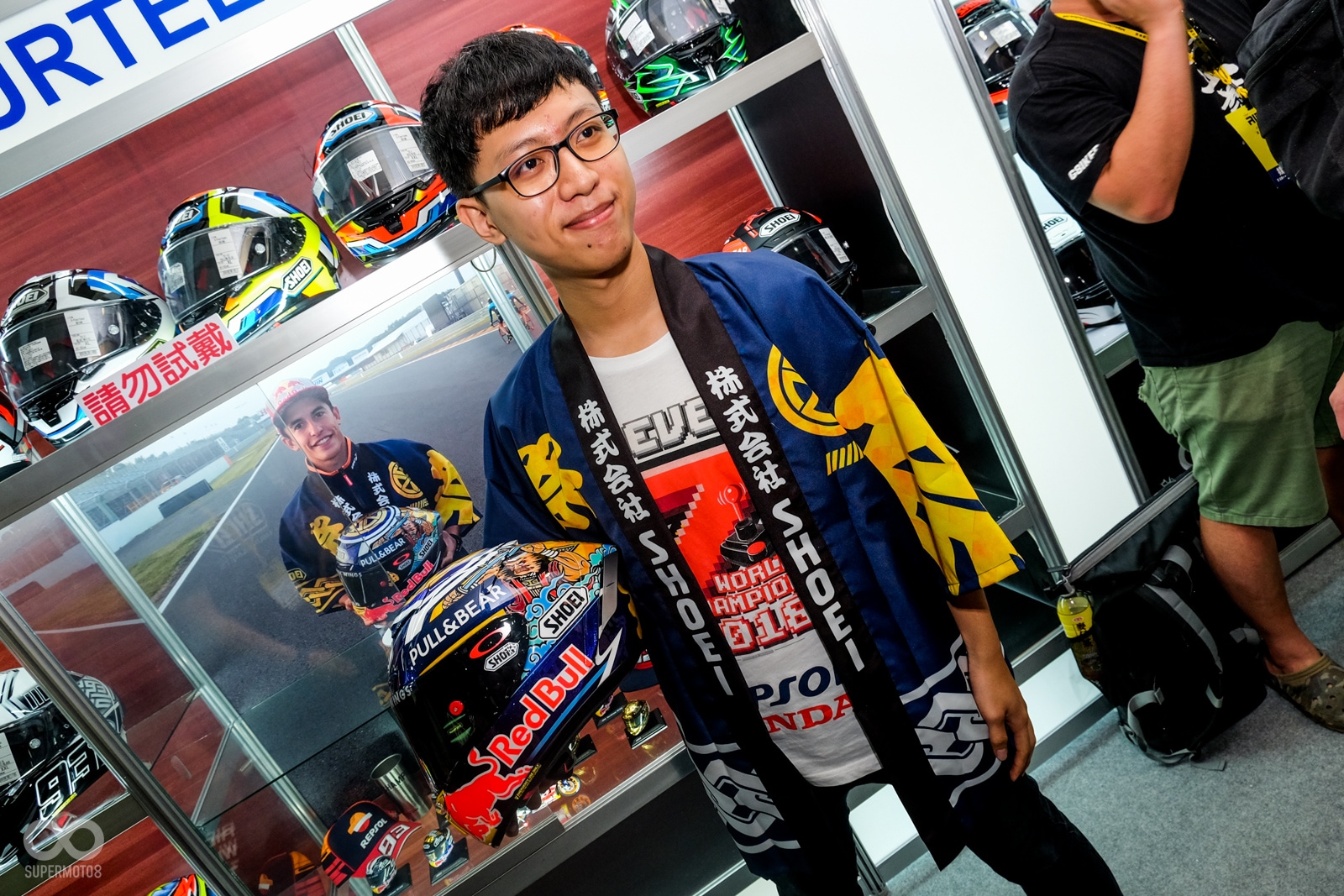 現場有超級粉絲穿著Marc Márquez LEVEL 7的紀念衣來和祭典帽合影!