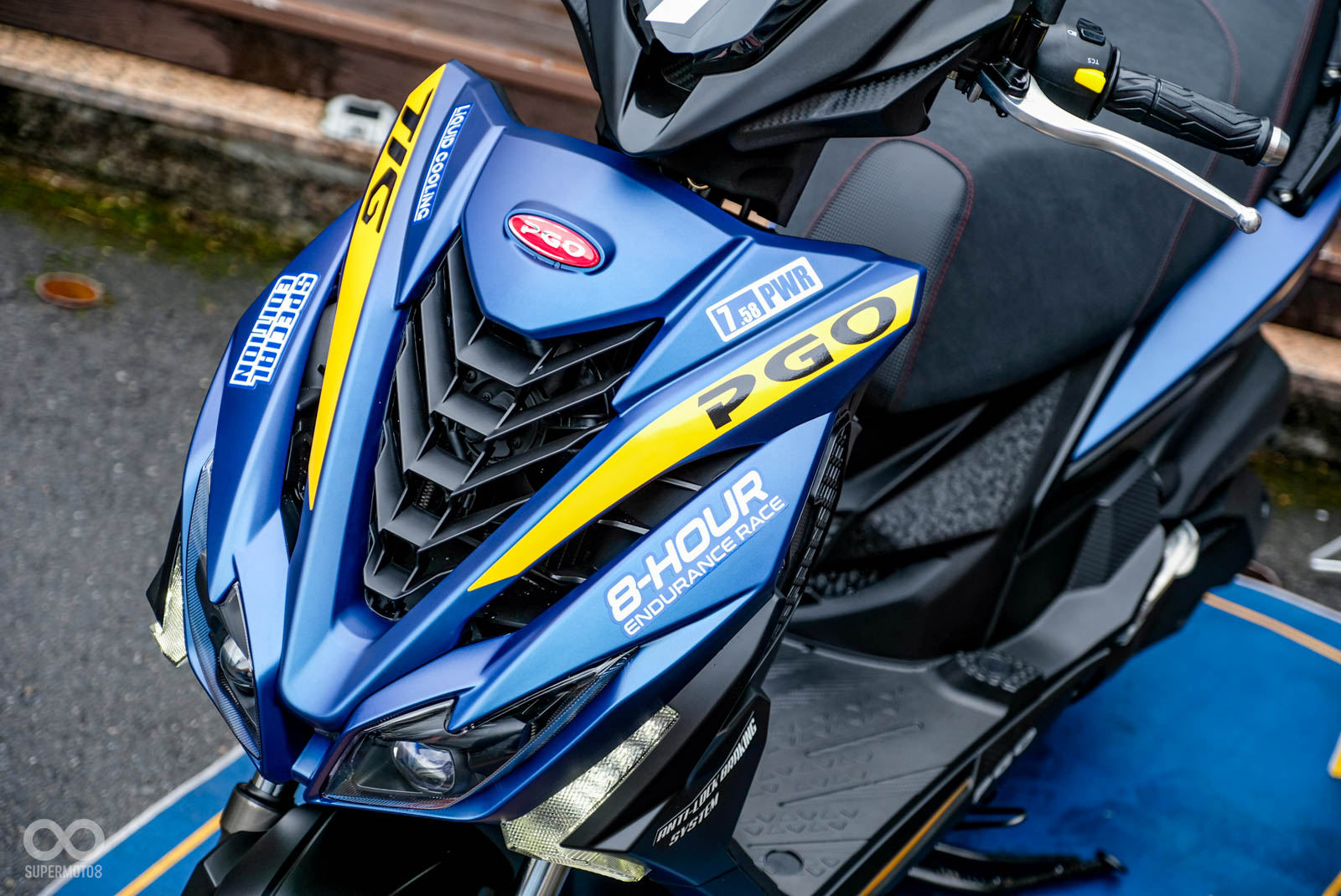 藍色的變色烤漆,配上V字型的黃色對比貼紙點綴出TIG征服版的強悍氣勢