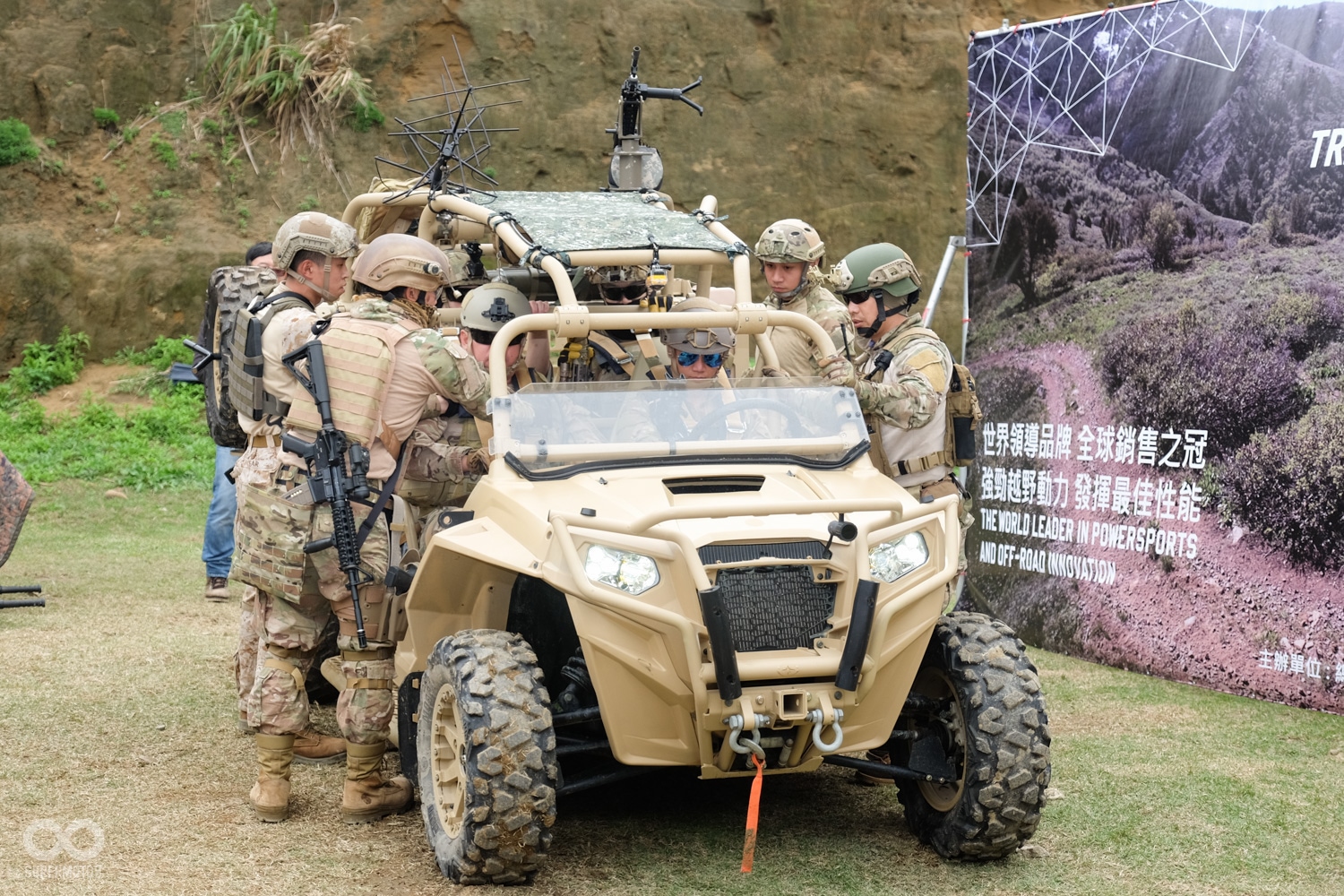 透過方便的快拆機構,組全車員在無使用任何工具的情形下,迅速地完成車體配置更動出發救援