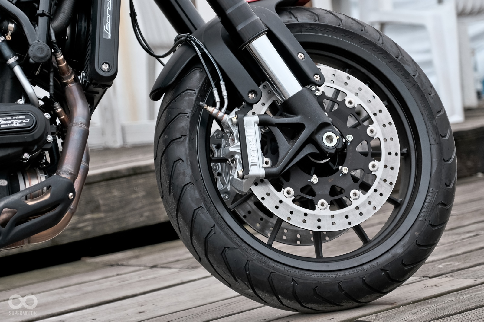 Benelli Leoncino 500採用輻射對四卡鉗搭配雙碟盤設定