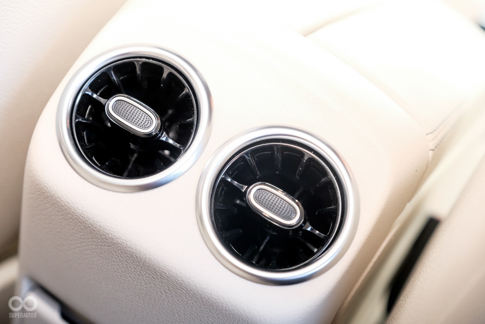 前、後座通風口皆採用渦輪葉片造型,並有氣氛燈配置