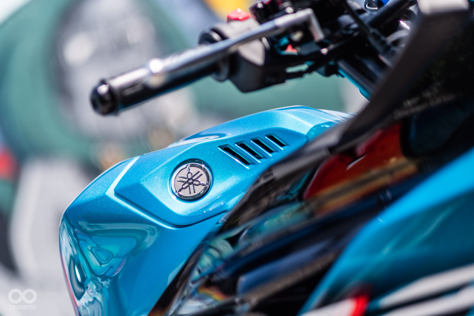 油箱打孔設計，YAMAHA在熱血元素的點綴上非常到位