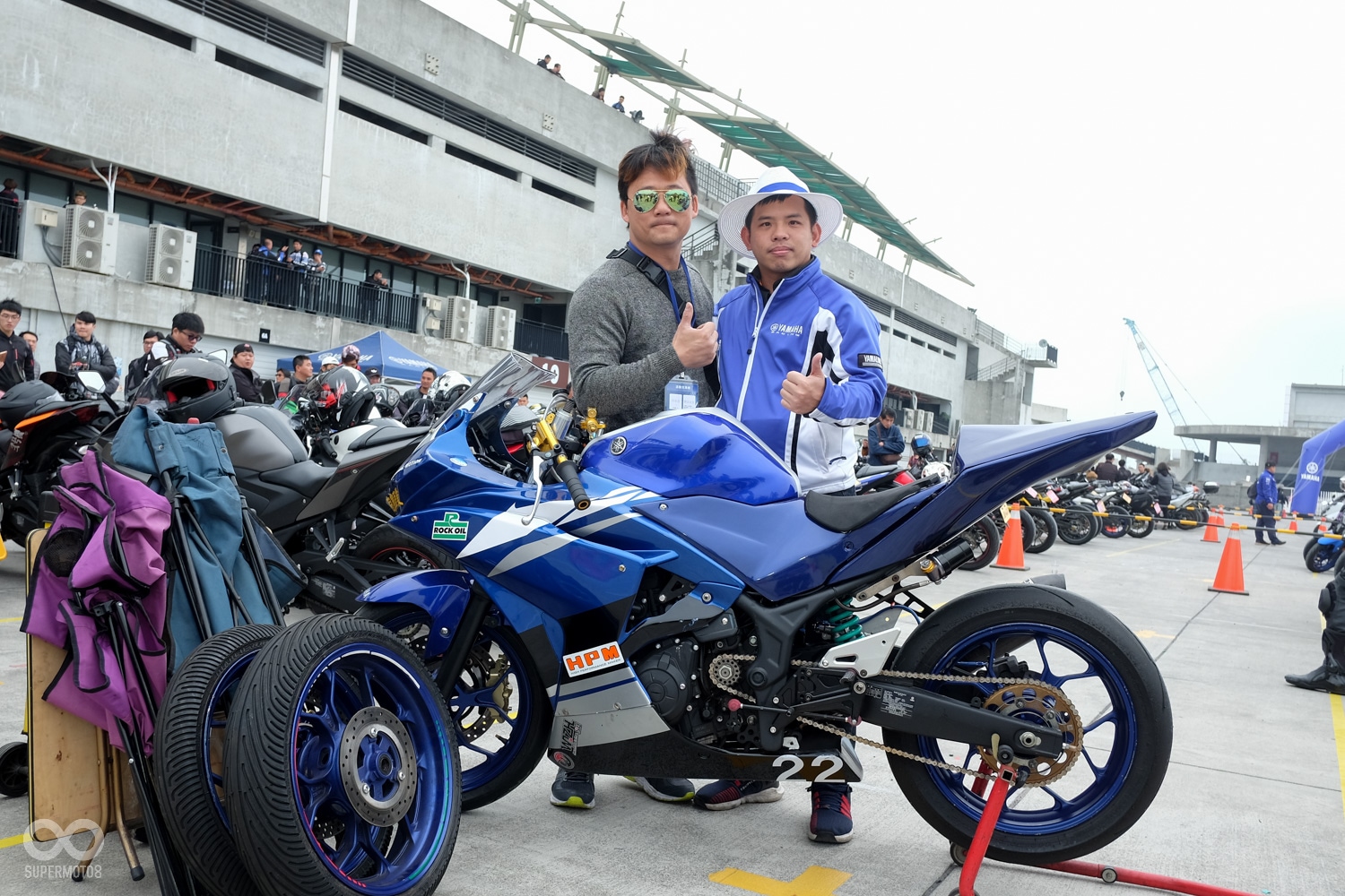 除了車友,這次也來了不少賽道上的熟面孔,良老闆就是狂,連雨胎都帶來啦