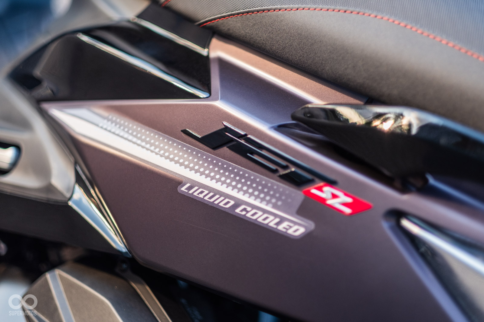 除了車名改為JET SL,貼紙也多出水冷字樣