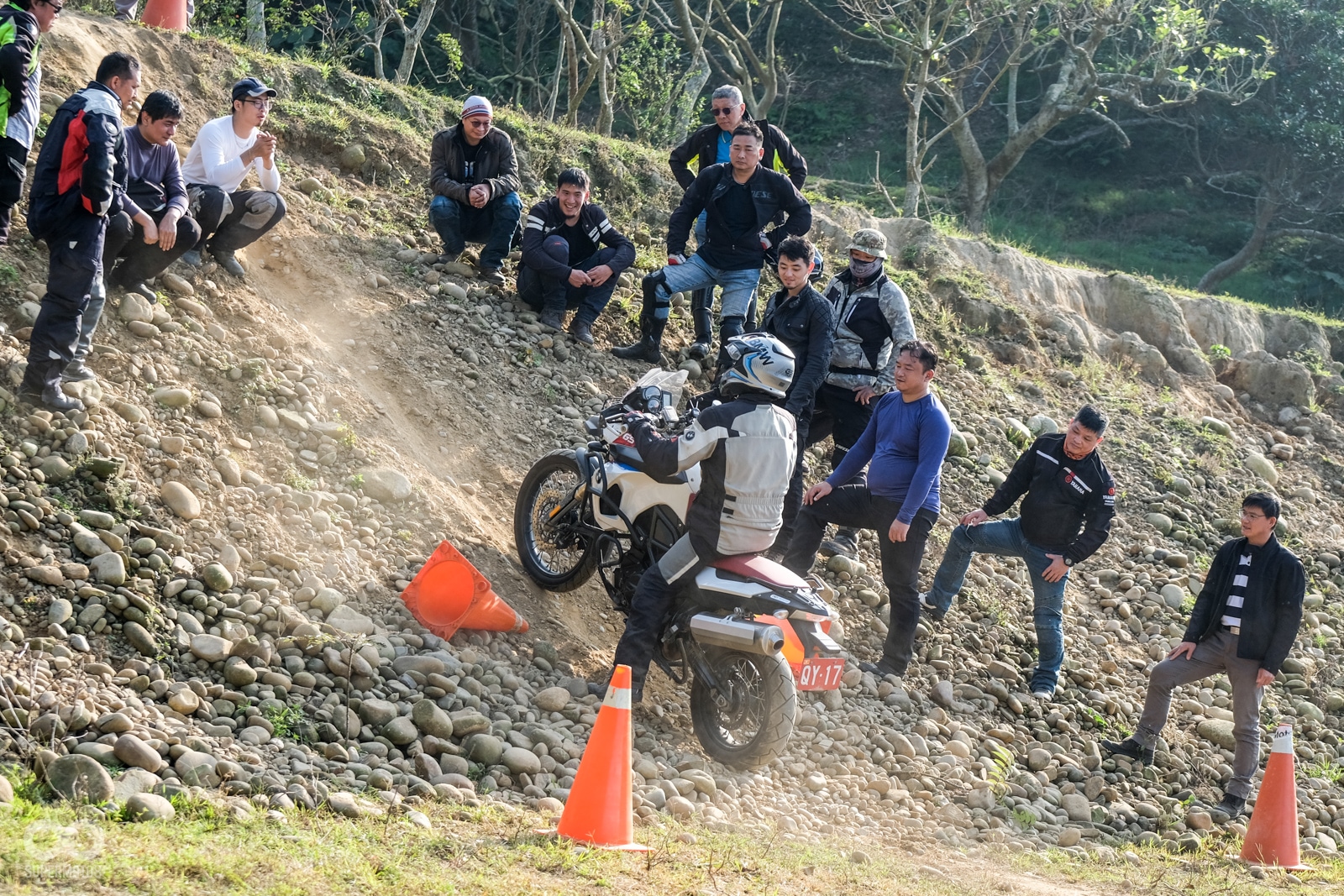 所有的學員爬上斜坡觀摩教官示範上坡煞停以及倒退下坡