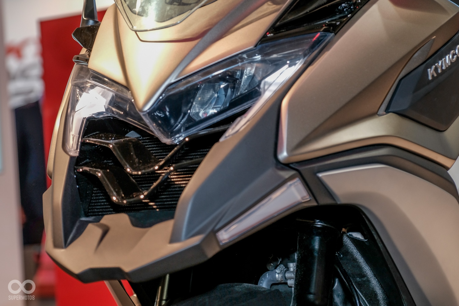 C Series的設計風格相當的歐風,但在這中也加入了不少的越野元素,例如鳥嘴、高風鏡、拉力賽式儀表板等等