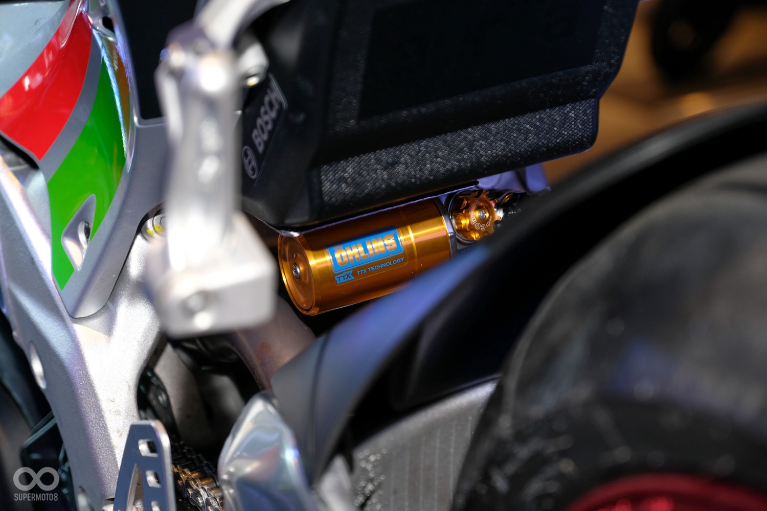 前後懸吊皆升級為最新款的Ohlins NIX ANS TTX,以提供更優異的支撐與阻尼表現