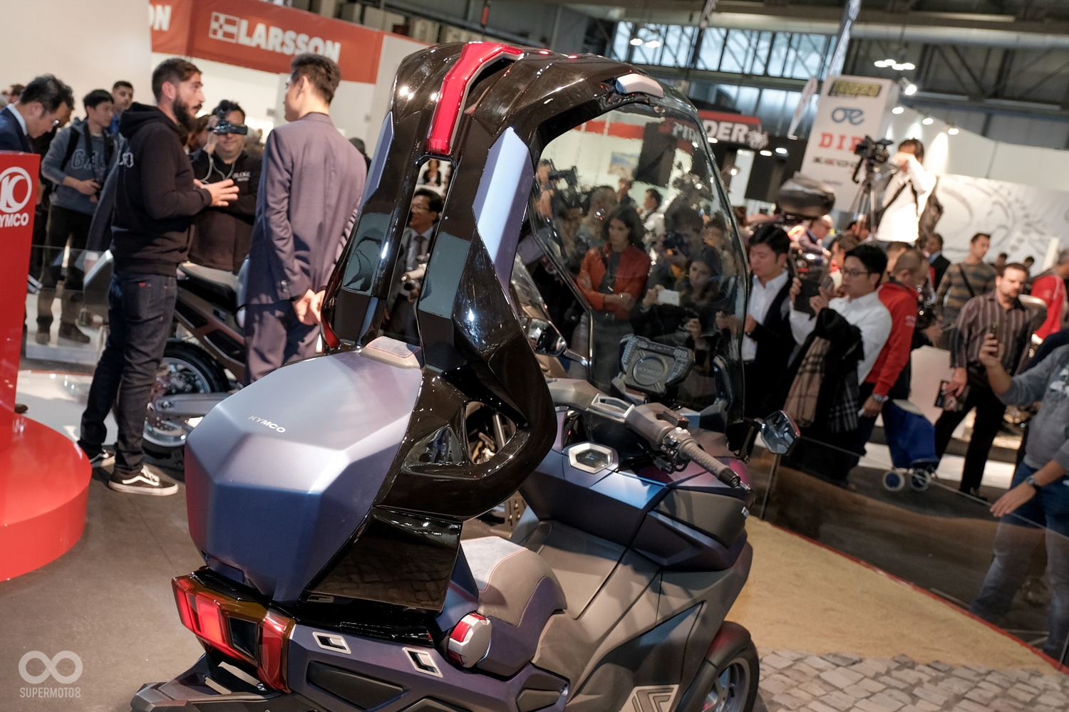 就連頂棚都能拆換,大幅減雨天騎車的不適感