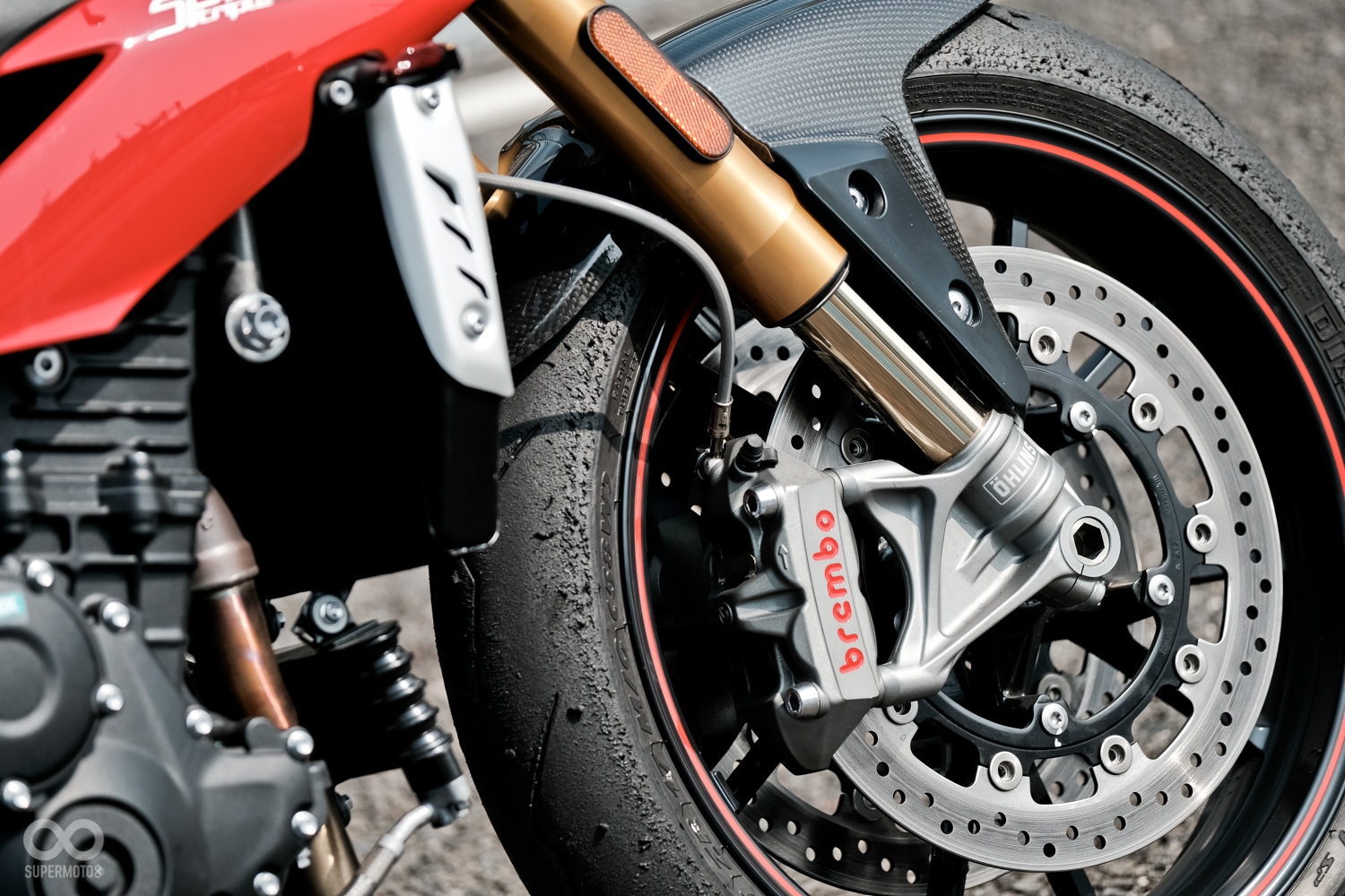 前制動使用 Brembo 單體幅射式卡鉗,搭配 320 mm 浮動碟盤