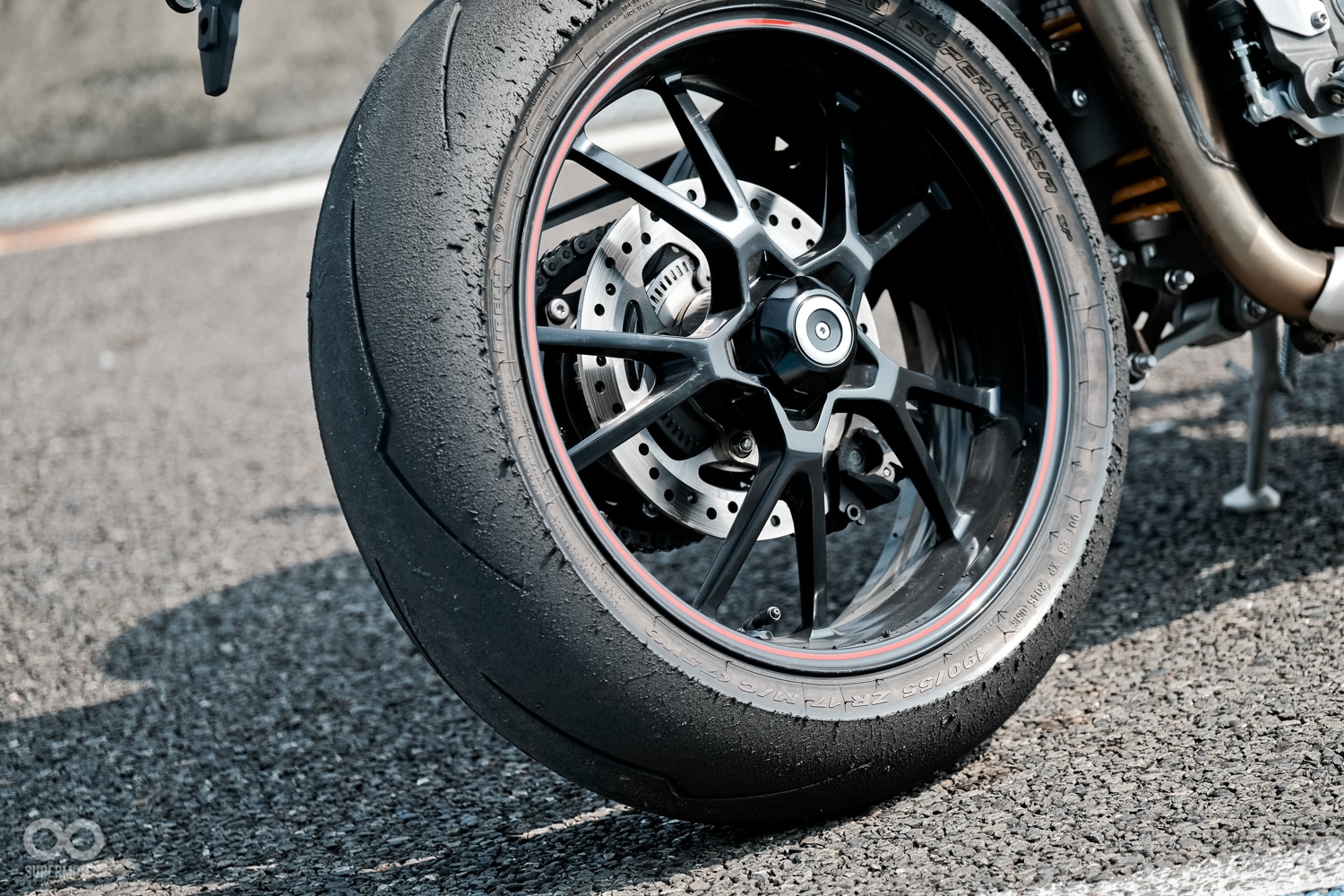 SPEEDTRIPLE R 1050 招牌的雙鋼管環抱車架與單搖臂