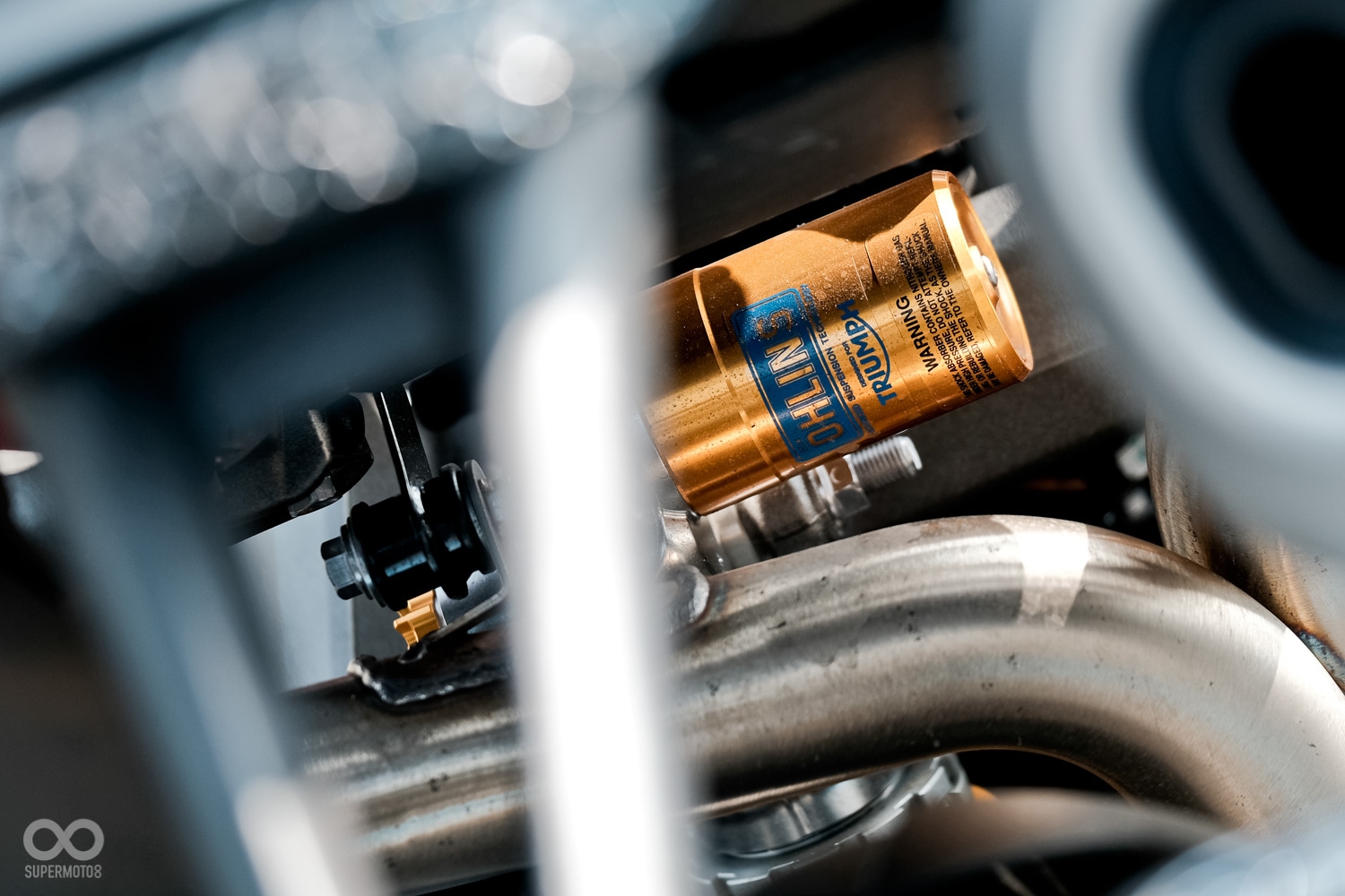 使用上避震界中的LV Ohlins,前為NIX30到叉,後TTX36