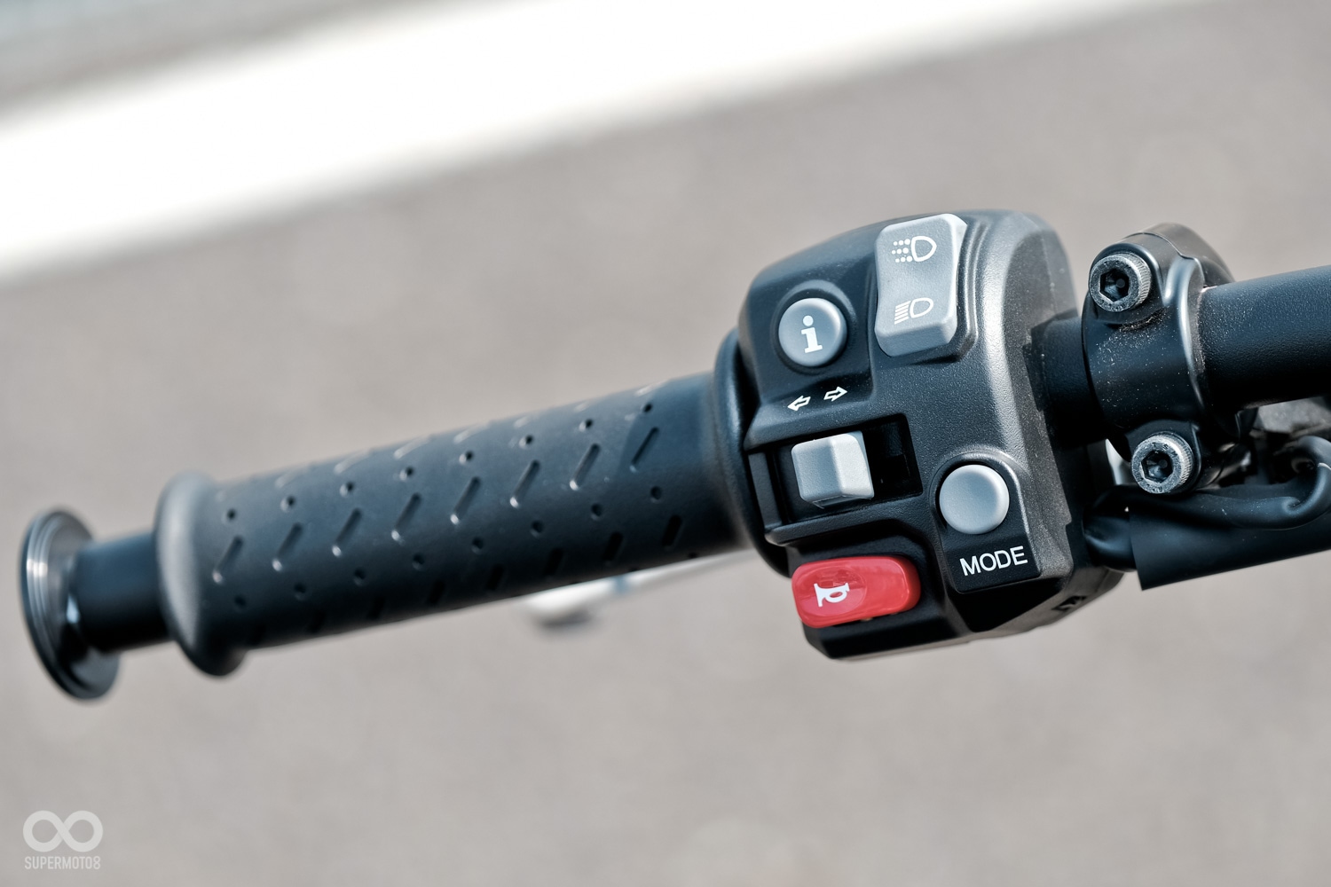 透過左手把上的控制鍵可快速切換 運動、街道、雨天、自訂、賽道,五種騎乘模式