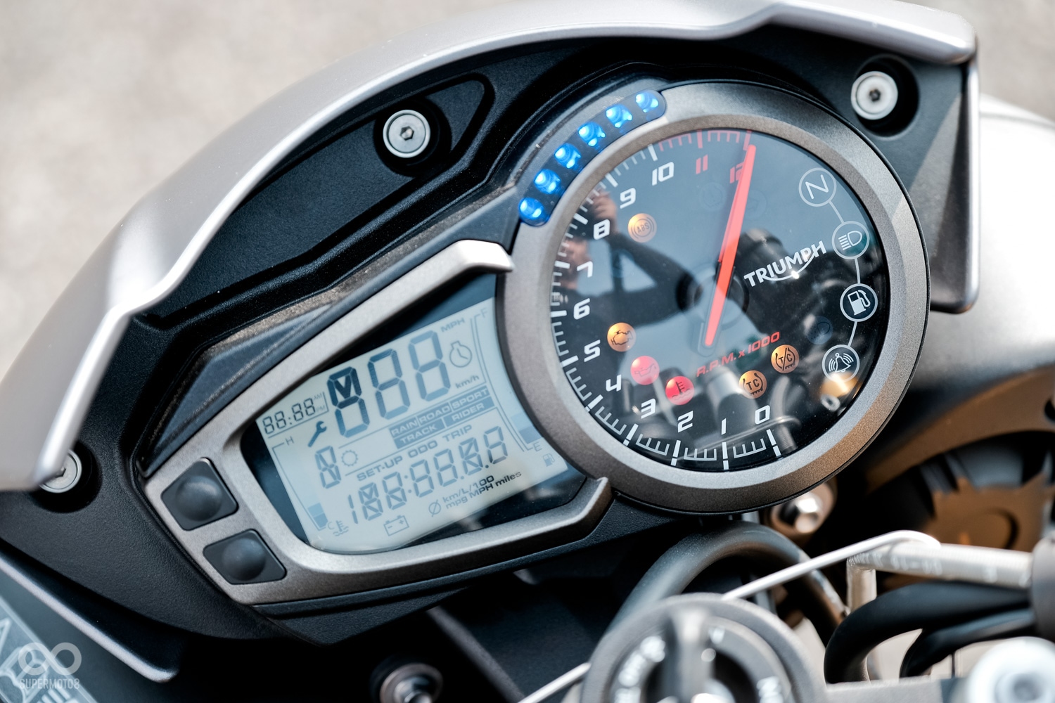 儀表雖然外型與過去差異並不大,但大面積的指針轉速搭配上超轉提醒燈,依舊利於辨識