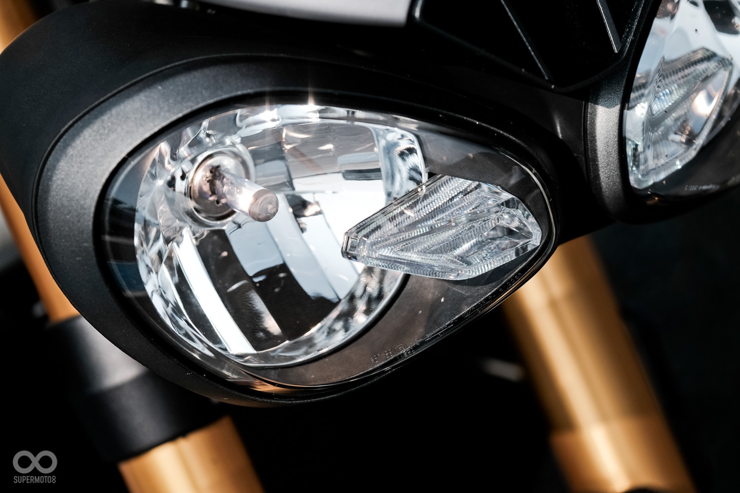 由上代菱形雙燈改為橢圓蝴蝶造型,其內則增加鑽石型LED日行燈