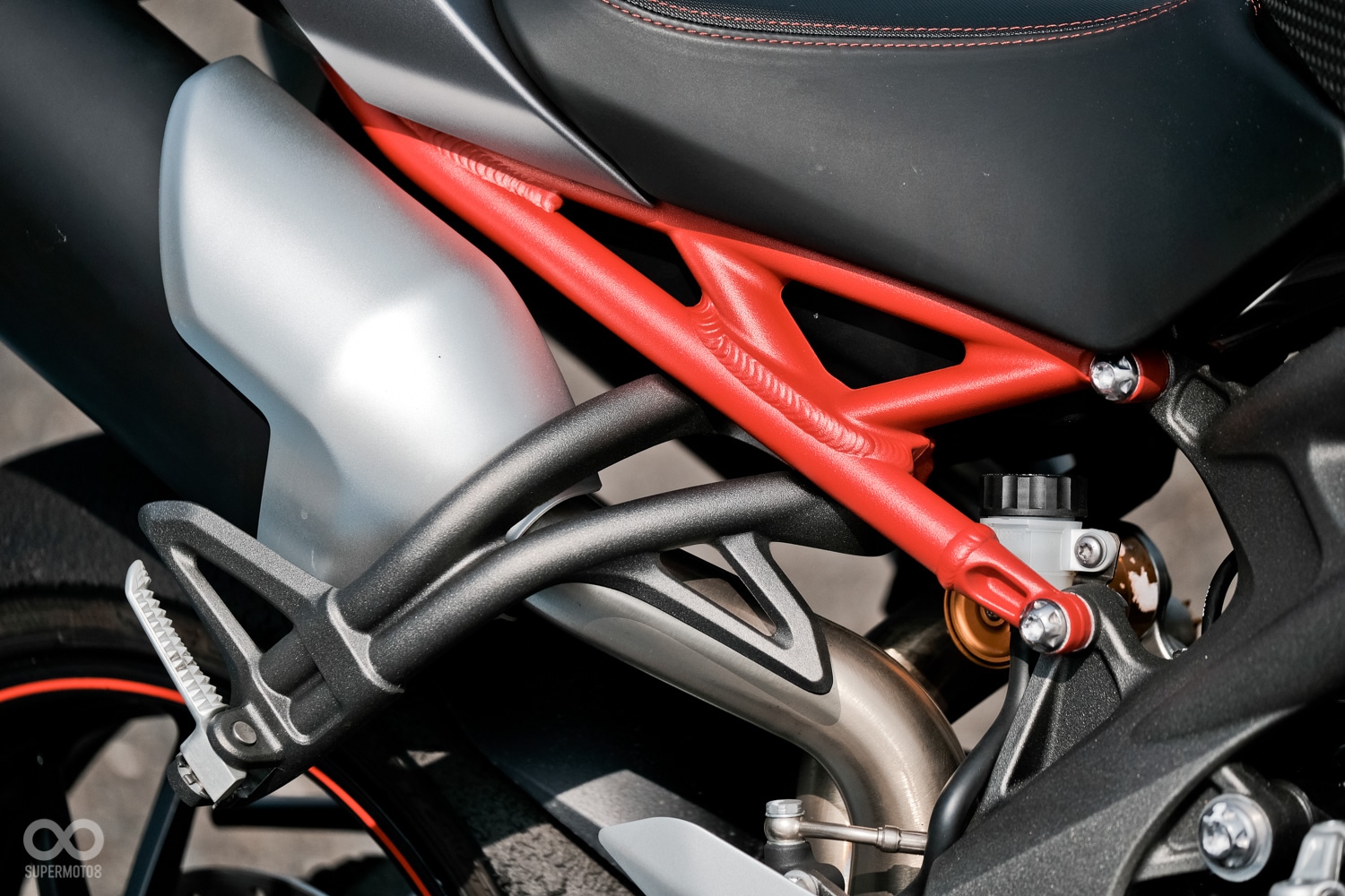 不論SPEED TRIPLE或STREET TRIPLE皆以相同顏色的三角造型副車架作為產品特色