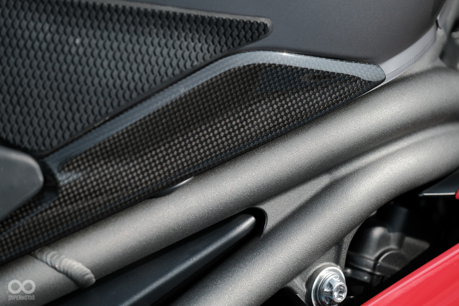 車身局部使用上碳纖維套件,讓質感與性能形象向上提升