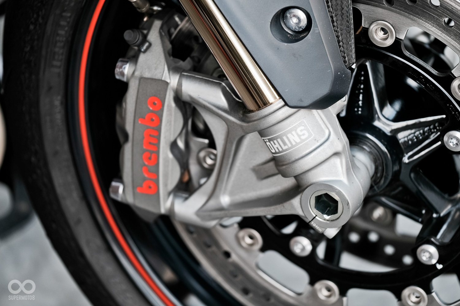 320 mm Brembo浮動雙碟,搭配Brembo單體幅射式卡鉗