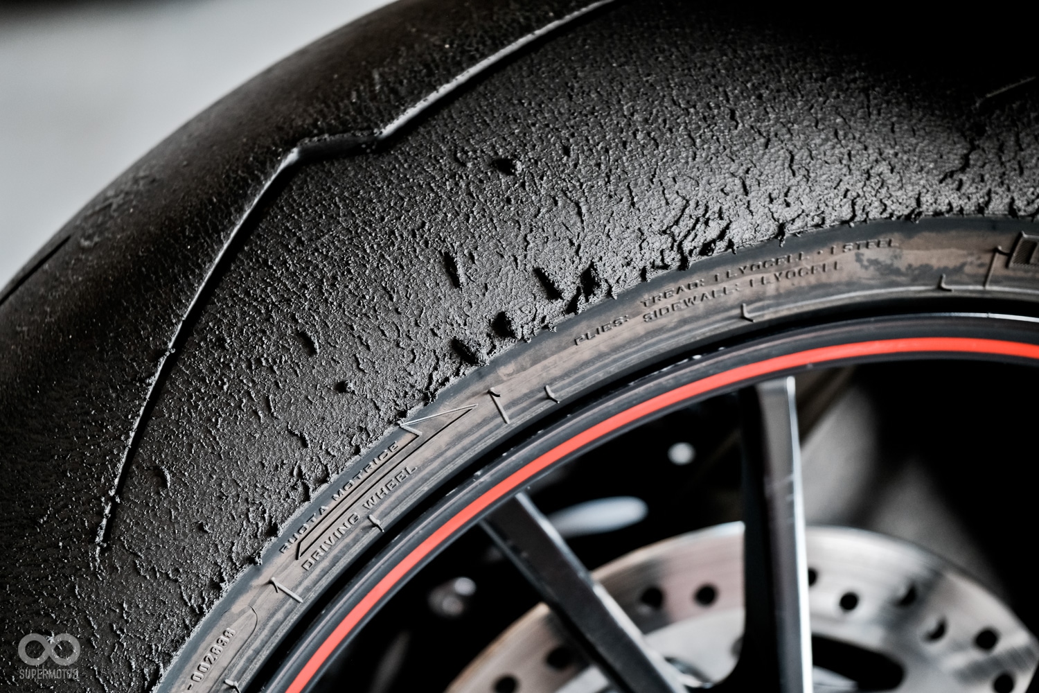 原廠搭載的PIRELLI大閃電(Diablo Supercorsa SP) 傾角已經用盡