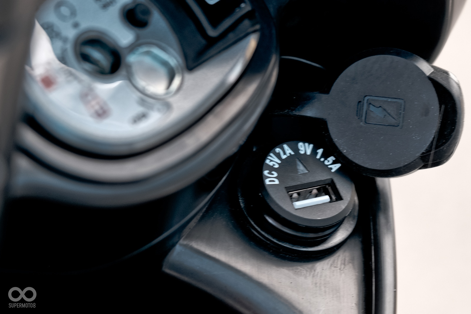 車廂深度表現優異，電瓶置於車廂後方；鑰匙孔旁有著QC2.0快充插座