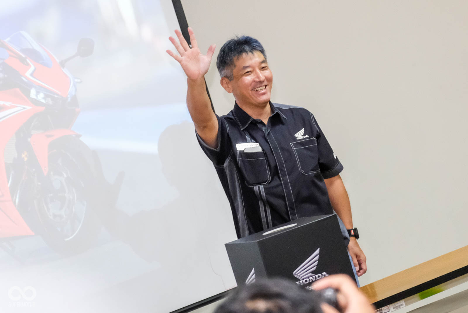 日本外派至台灣的水野協理，是相當熱血的騎士。在日本就會騎著自己的CBR1000RR參與賽道日