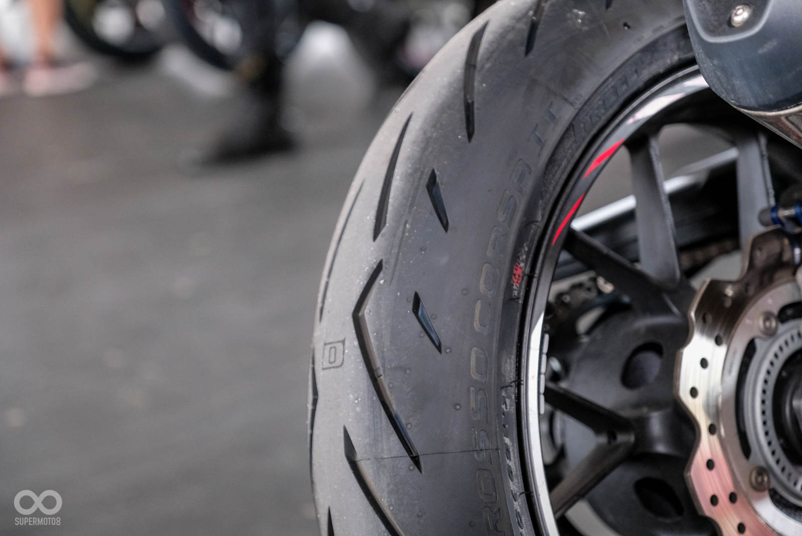 CBR500R擁有同級距少見的前叉預載可調，輪胎全數換上Pirelli  ROSSO CORSA II