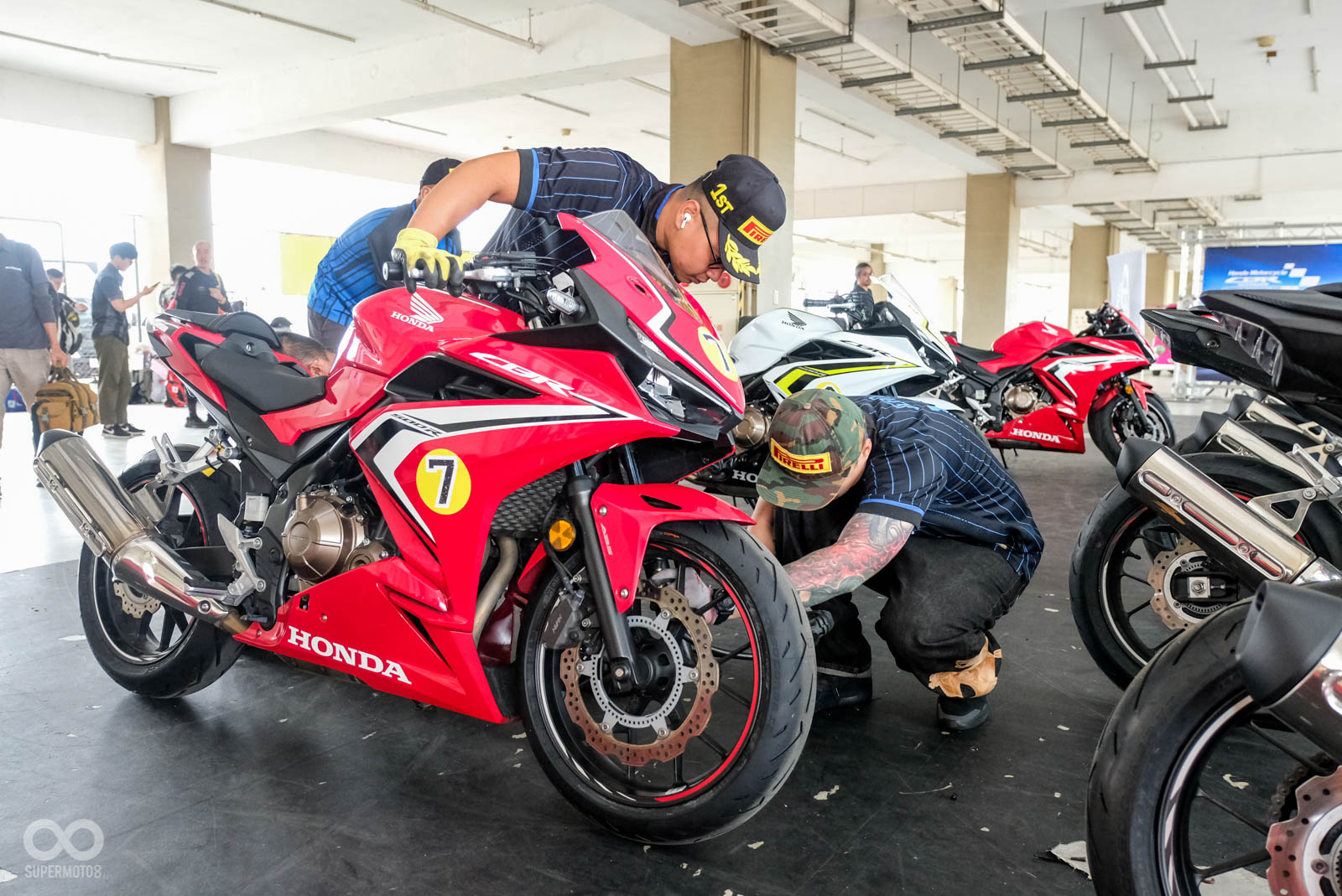 我們抽到7號比賽車，比賽開始前pirelli也為所有車輛再次檢查胎壓