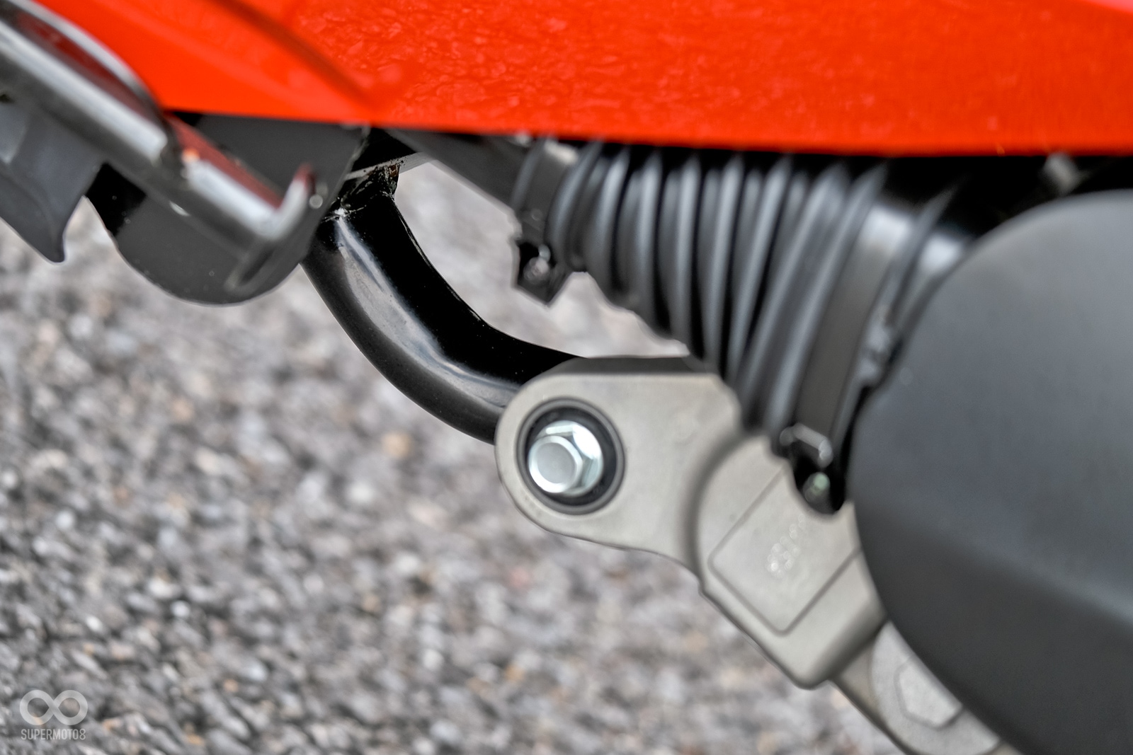 車旁可以看見A.L.E.H. 防後仰引擎懸吊系統的結構桿