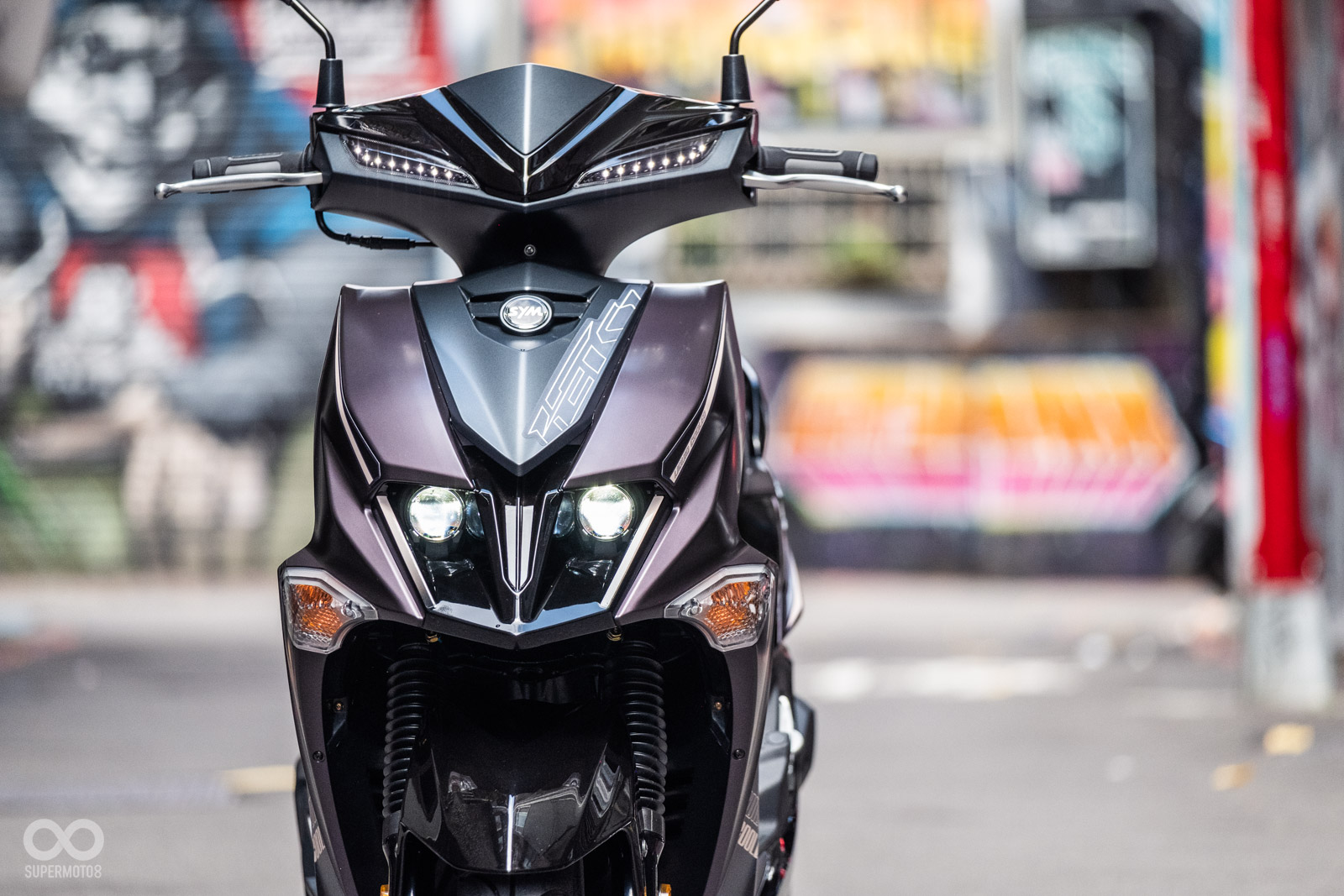 燈組下方略為延伸的外觀設計,看起來相當具有戰鬥氣息