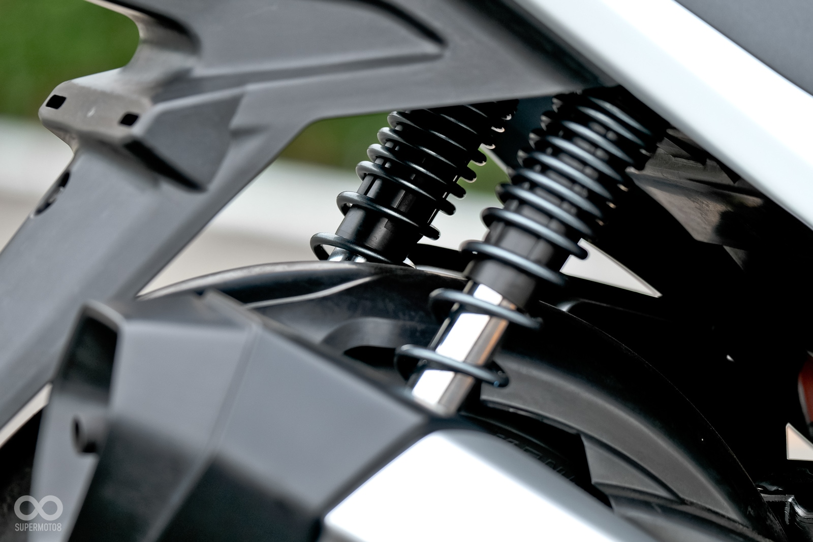 A.L.E.H. 防後仰引擎懸吊系統與後懸吊搭配合宜，加速感覺相當順暢