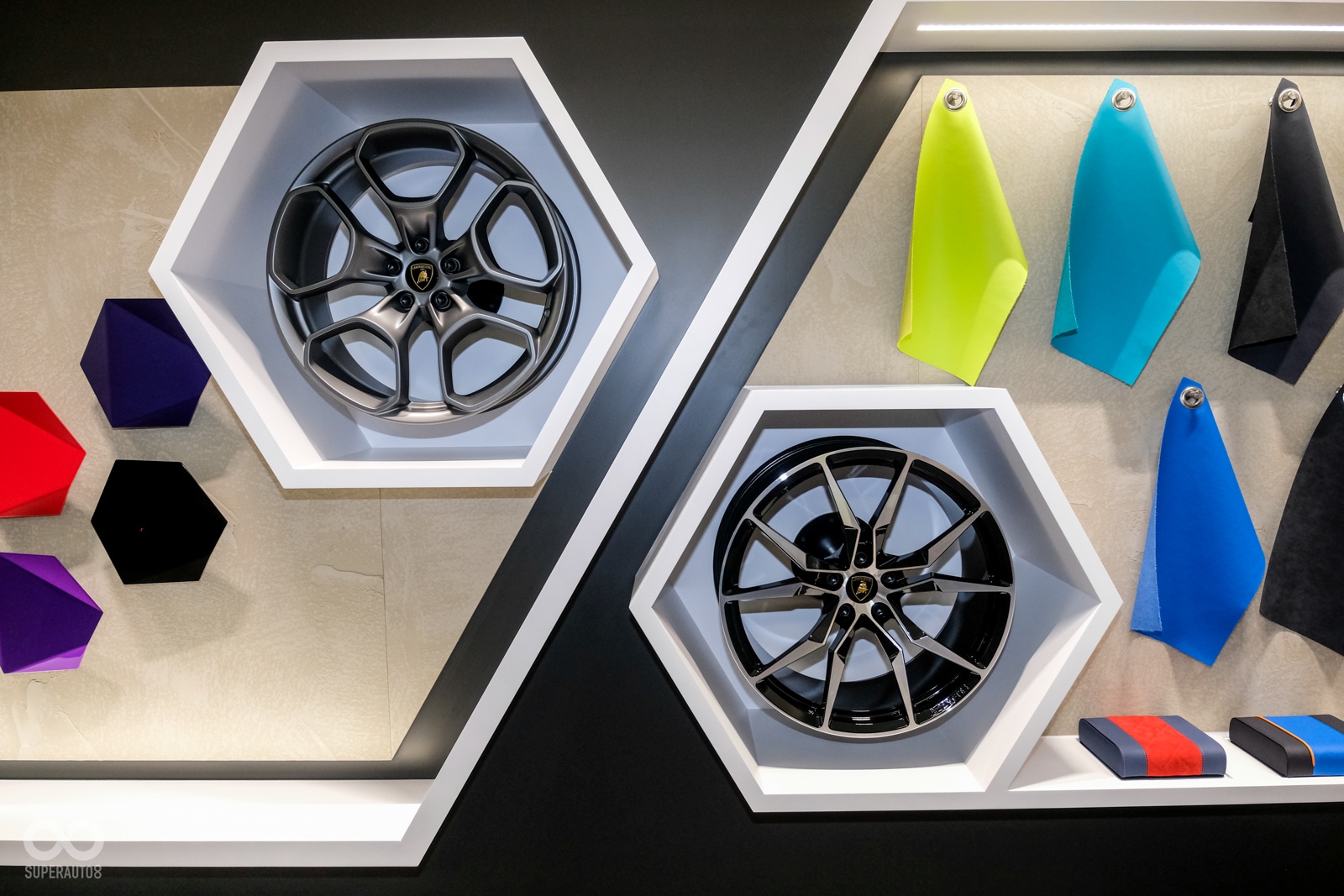 配件中心內部陳設鮮明，消費者可以親自體驗實車質感