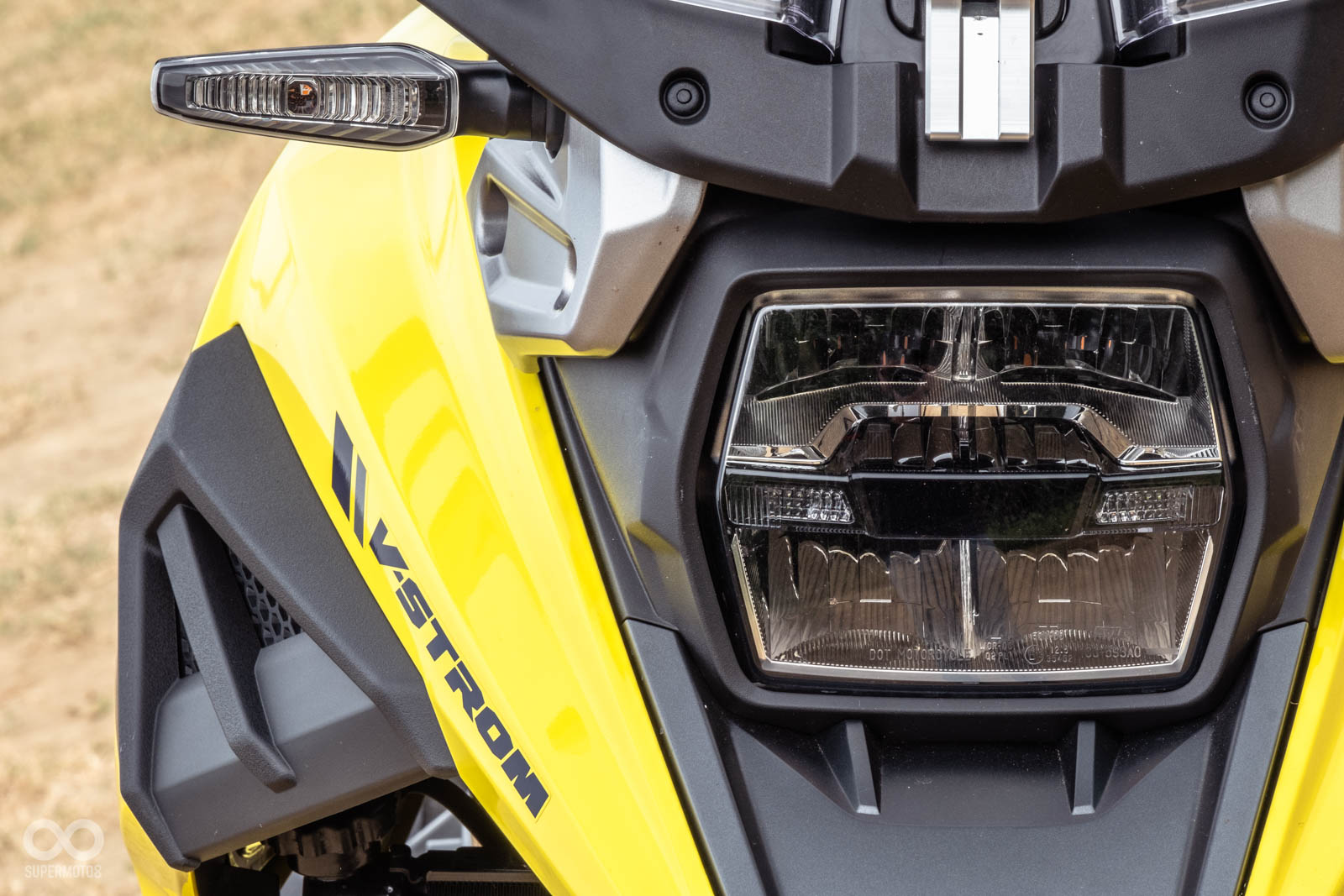 車頭採用方正的LED大燈,應該與KATANA採用相同料件