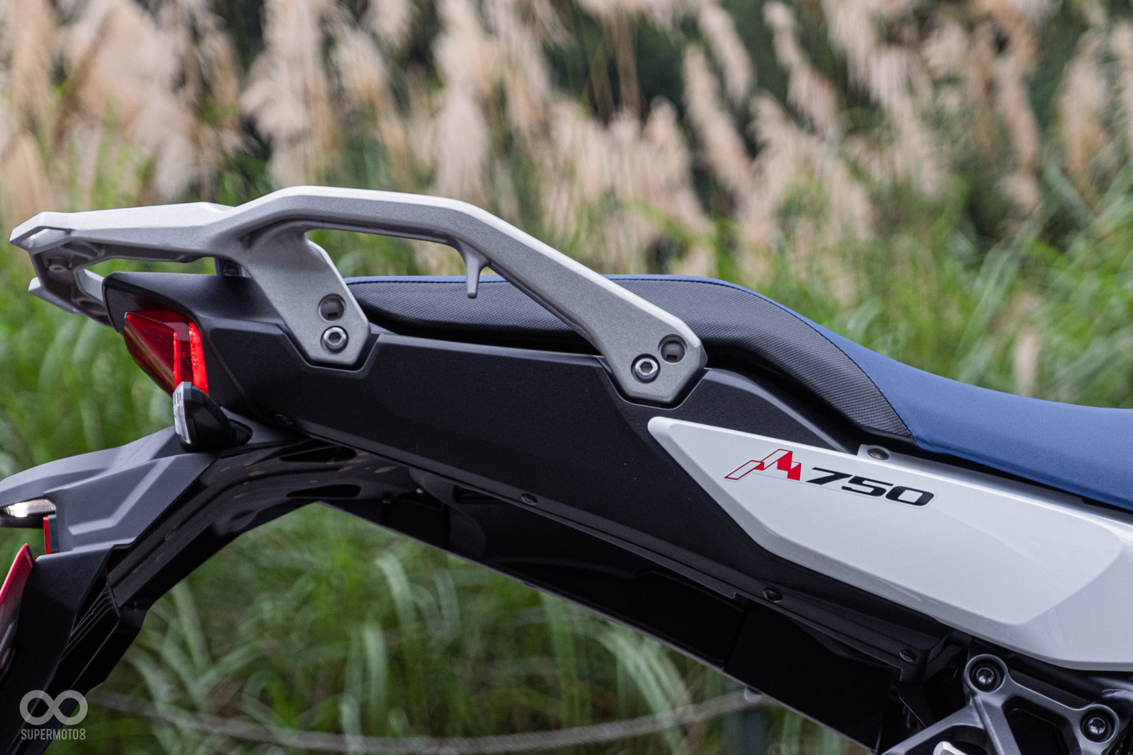 車身亮點,在車尾字標旁有阿爾卑斯山Logo