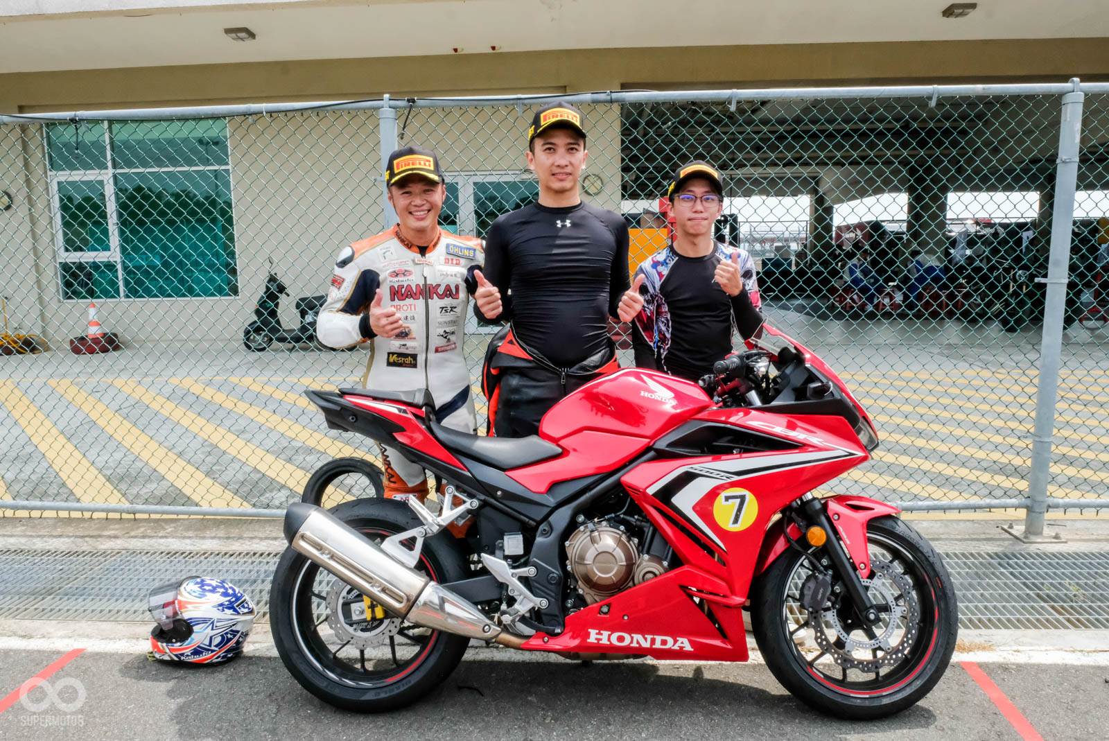 江直螢、BEN、蕭智仁（由左至右），一同搭檔出賽