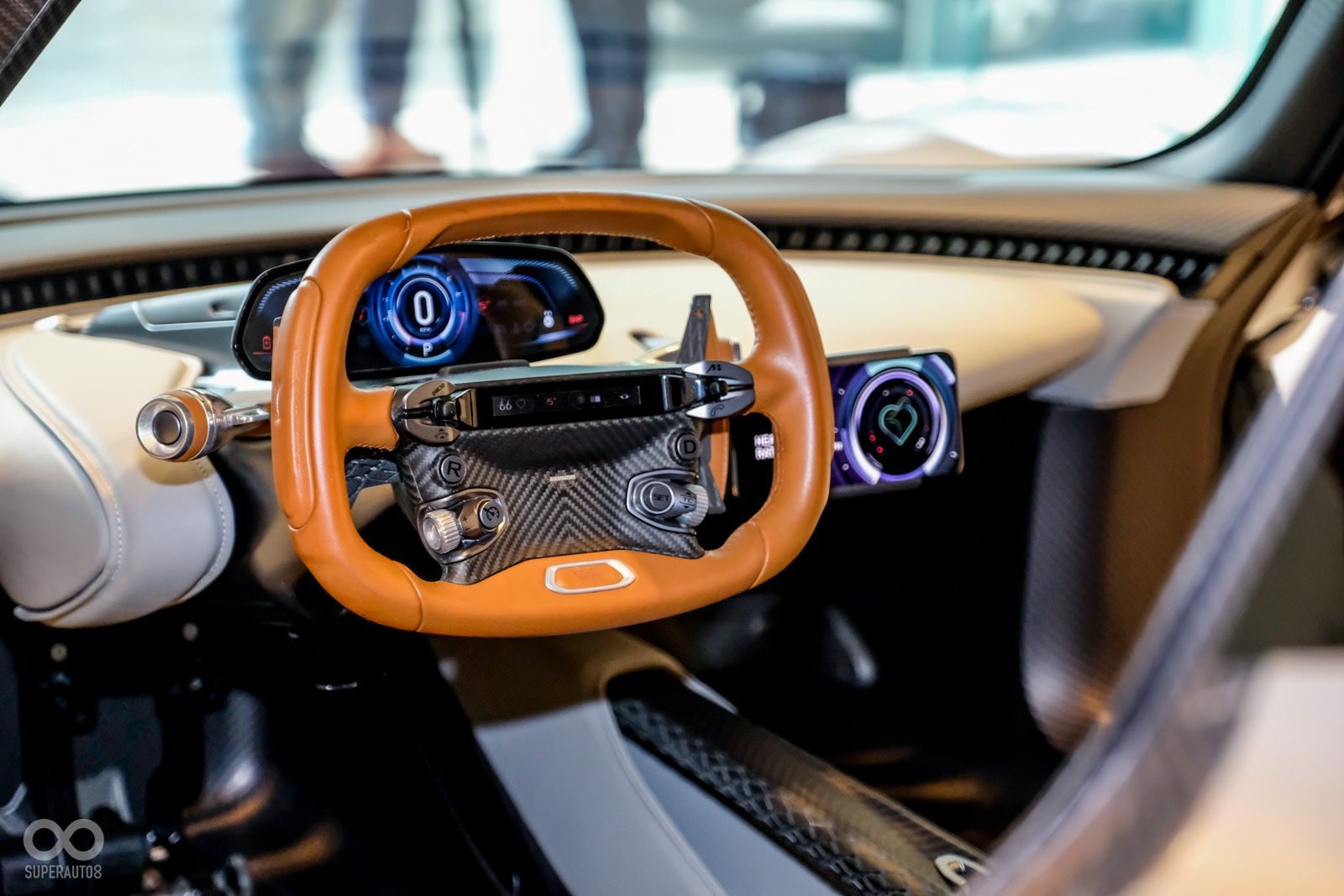 “bring-your-own”智慧型手機框架,可將手機作為中央多媒體螢幕