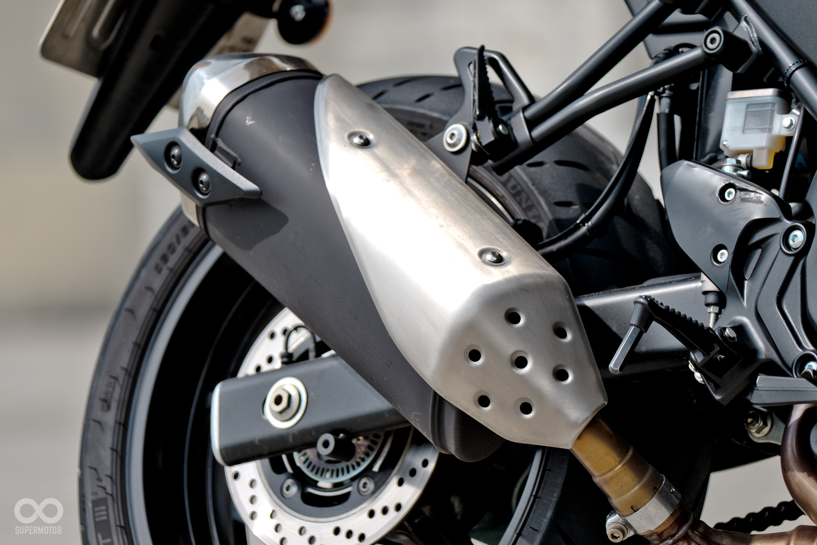 排氣管採用較圓的雙色造型