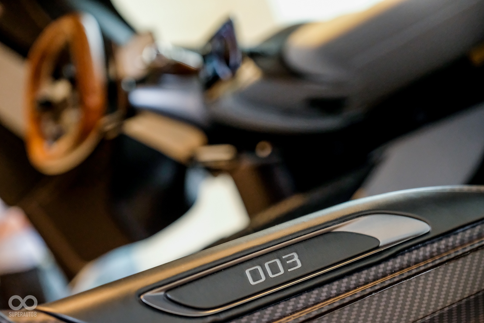 先前的開發代號AM-RB 003,可在車門旁看見003字樣