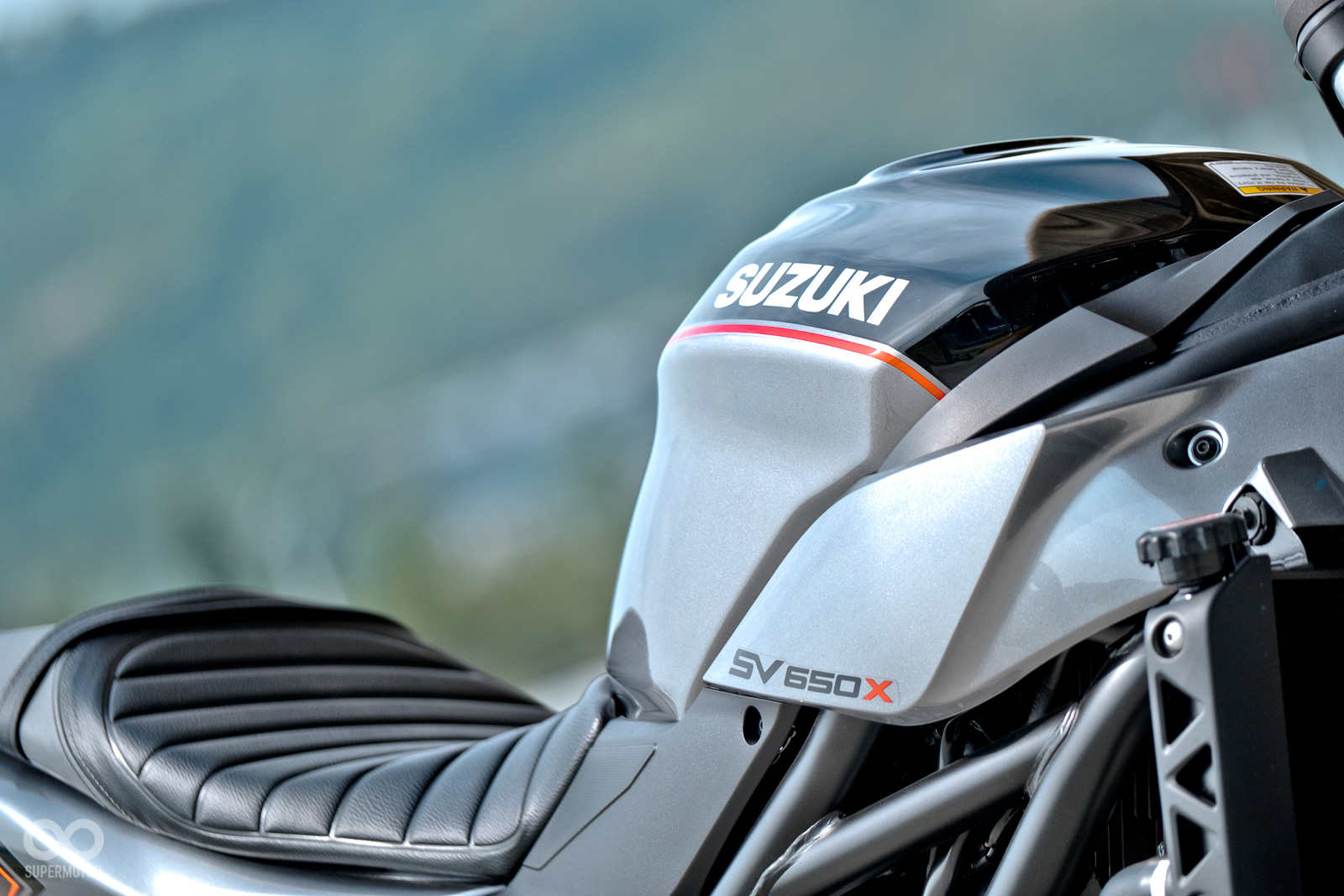SV650X在油箱和座墊上，都與SV650有些許的不同，油箱上從立體的S廠徽改為平面SUZUKI的貼紙