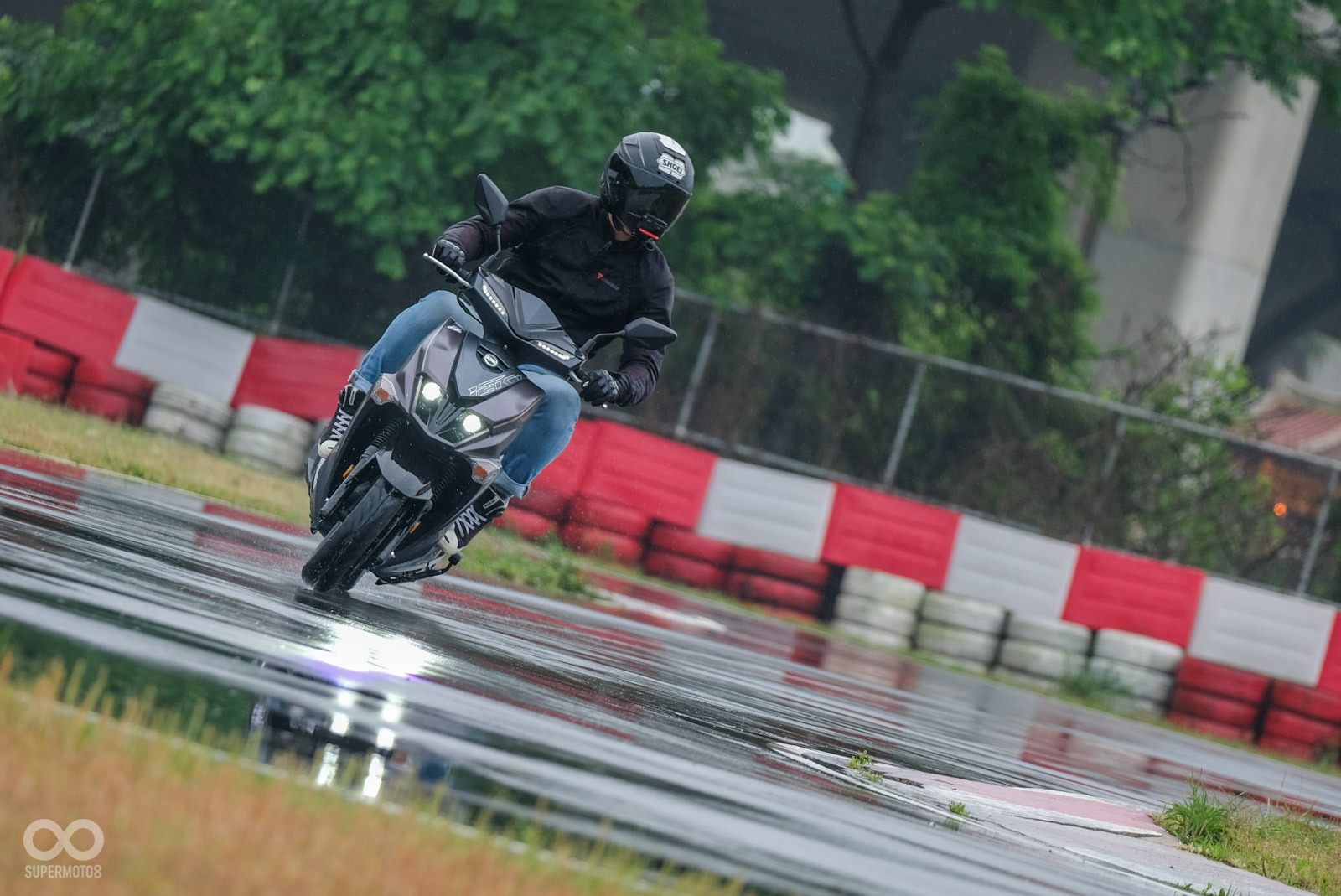 試乘會現場地板濕滑,較難感受出過彎操控性的差異