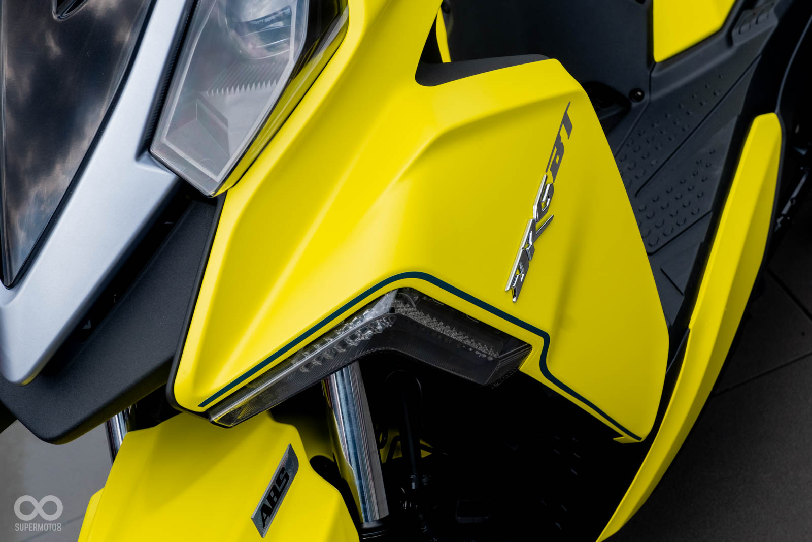 車頭定位燈旁邊有拉線來帶出速度感的氣勢