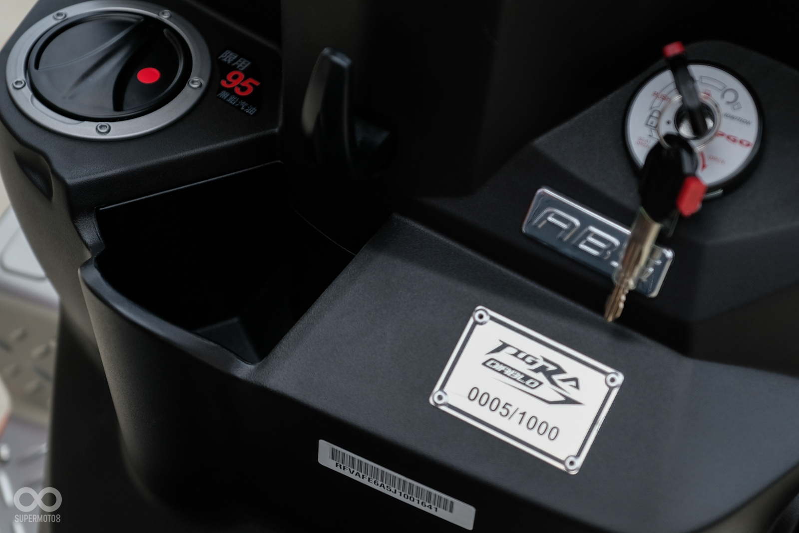 透過全新設計的彩貼，給人霸氣的車款印象；鑰匙孔旁也可看見限量專屬銘牌