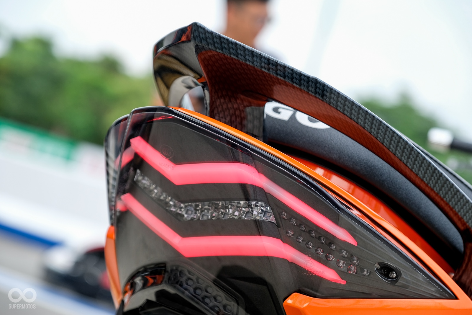 尾燈採用LED導光條設計